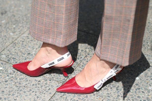1. Ukuran hak yang pendek memang jadi ciri khas kitten heels. Diameter haknya pun cenderung ramping sehingga mirip hak stiletto heels dan biasanya dilengkapi dengan ankle strap., 2. Pada umumnya, kitten heels lebih banyak ditemui dengan model pointed atau lancip di bagian depannya. Inilah yang membuat kitten heels terkesan lebih klasik, membuat pemakainya tetap kelihatan jenjang meski pakai hak pendek., 3. Model sepatu kitten heels memang cocok dipakai untuk semua jenis kaki. Bentuk hak yang ramping akan membuat kaki kelihatan jenjang dan proporsional, sekalipun untuk betis yang berisi., 4. Kitten heels selalu bisa jadi andalan untuk berbagai occasion, sehingga kamu nggak perlu membawa cadangan sepatu. Modelnya yang klasik mudah dipadu-padankan baik untuk gaya kasual hingga formal., 5. Selain bikin penampilan jadi kelihatan elegan, kitten heels juga juara dalam tingkat kenyamanan. Nggak usah khawatir merasa pegal, haknya yang pendek tentu nggak akan membuat kaki cepat lelah dan sakit meski pakai heels seharian.