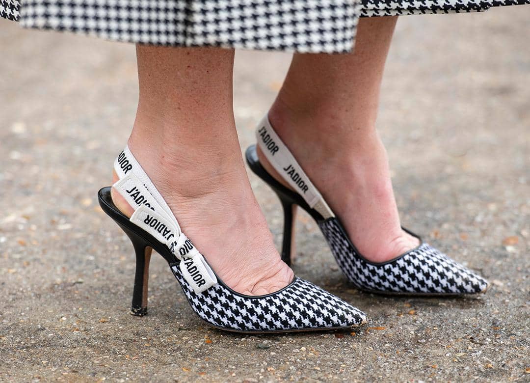 1. Ukuran hak yang pendek memang jadi ciri khas kitten heels. Diameter haknya pun cenderung ramping sehingga mirip hak stiletto heels dan biasanya dilengkapi dengan ankle strap., 2. Pada umumnya, kitten heels lebih banyak ditemui dengan model pointed atau lancip di bagian depannya. Inilah yang membuat kitten heels terkesan lebih klasik, membuat pemakainya tetap kelihatan jenjang meski pakai hak pendek., 3. Model sepatu kitten heels memang cocok dipakai untuk semua jenis kaki. Bentuk hak yang ramping akan membuat kaki kelihatan jenjang dan proporsional, sekalipun untuk betis yang berisi., 4. Kitten heels selalu bisa jadi andalan untuk berbagai occasion, sehingga kamu nggak perlu membawa cadangan sepatu. Modelnya yang klasik mudah dipadu-padankan baik untuk gaya kasual hingga formal., 5. Selain bikin penampilan jadi kelihatan elegan, kitten heels juga juara dalam tingkat kenyamanan. Nggak usah khawatir merasa pegal, haknya yang pendek tentu nggak akan membuat kaki cepat lelah dan sakit meski pakai heels seharian.