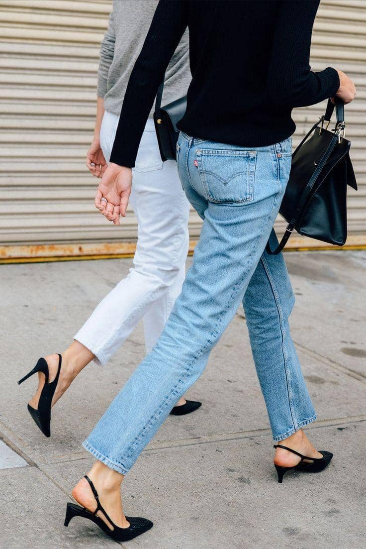 1. Ukuran hak yang pendek memang jadi ciri khas kitten heels. Diameter haknya pun cenderung ramping sehingga mirip hak stiletto heels dan biasanya dilengkapi dengan ankle strap., 2. Pada umumnya, kitten heels lebih banyak ditemui dengan model pointed atau lancip di bagian depannya. Inilah yang membuat kitten heels terkesan lebih klasik, membuat pemakainya tetap kelihatan jenjang meski pakai hak pendek., 3. Model sepatu kitten heels memang cocok dipakai untuk semua jenis kaki. Bentuk hak yang ramping akan membuat kaki kelihatan jenjang dan proporsional, sekalipun untuk betis yang berisi., 4. Kitten heels selalu bisa jadi andalan untuk berbagai occasion, sehingga kamu nggak perlu membawa cadangan sepatu. Modelnya yang klasik mudah dipadu-padankan baik untuk gaya kasual hingga formal., 5. Selain bikin penampilan jadi kelihatan elegan, kitten heels juga juara dalam tingkat kenyamanan. Nggak usah khawatir merasa pegal, haknya yang pendek tentu nggak akan membuat kaki cepat lelah dan sakit meski pakai heels seharian.