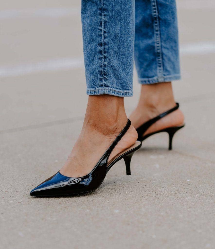 1. Ukuran hak yang pendek memang jadi ciri khas kitten heels. Diameter haknya pun cenderung ramping sehingga mirip hak stiletto heels dan biasanya dilengkapi dengan ankle strap., 2. Pada umumnya, kitten heels lebih banyak ditemui dengan model pointed atau lancip di bagian depannya. Inilah yang membuat kitten heels terkesan lebih klasik, membuat pemakainya tetap kelihatan jenjang meski pakai hak pendek., 3. Model sepatu kitten heels memang cocok dipakai untuk semua jenis kaki. Bentuk hak yang ramping akan membuat kaki kelihatan jenjang dan proporsional, sekalipun untuk betis yang berisi., 4. Kitten heels selalu bisa jadi andalan untuk berbagai occasion, sehingga kamu nggak perlu membawa cadangan sepatu. Modelnya yang klasik mudah dipadu-padankan baik untuk gaya kasual hingga formal., 5. Selain bikin penampilan jadi kelihatan elegan, kitten heels juga juara dalam tingkat kenyamanan. Nggak usah khawatir merasa pegal, haknya yang pendek tentu nggak akan membuat kaki cepat lelah dan sakit meski pakai heels seharian.