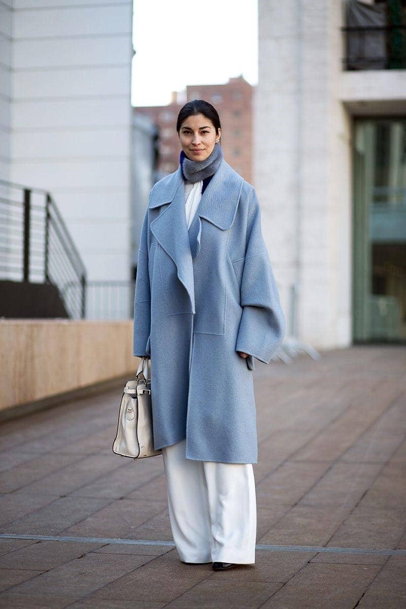 pinterest.com, 1. Tampil manis pakai blazer set warna steel blue yang ditumpuk dengan plaid coat berwarna senada. Nggak ketinggalan aksesori hairpin sebagai pelengkap., 2. Ciptakan outfit kencan yang elegan pakai silk dress warna steel blue. Supaya lebih maksimal, andalkan aksesori bernuansa warna silver untuk mempermanis penampilan., 3. Jangan ragu berikan tampilan yang berkesan pakai asymmetrical skirt bahan plisket. Kenakan gaya monochromatic look pakai blazer, waist bag, dan heels serba warna steel blue., 4. Buat kamu si anti ribet, off-shoulder cardigan bisa jadi pilihan untuk OOTD kencan yang santai. Cukup pasangkan dengan basic shorts dan sneakers yang nyaman., 5. OOTD serba putih dijamin akan jadi lebih spesial pakai long coat warna steel blue sebagai outer. Lengkapi dengan white hand bag sebagai penunjang penampilan.