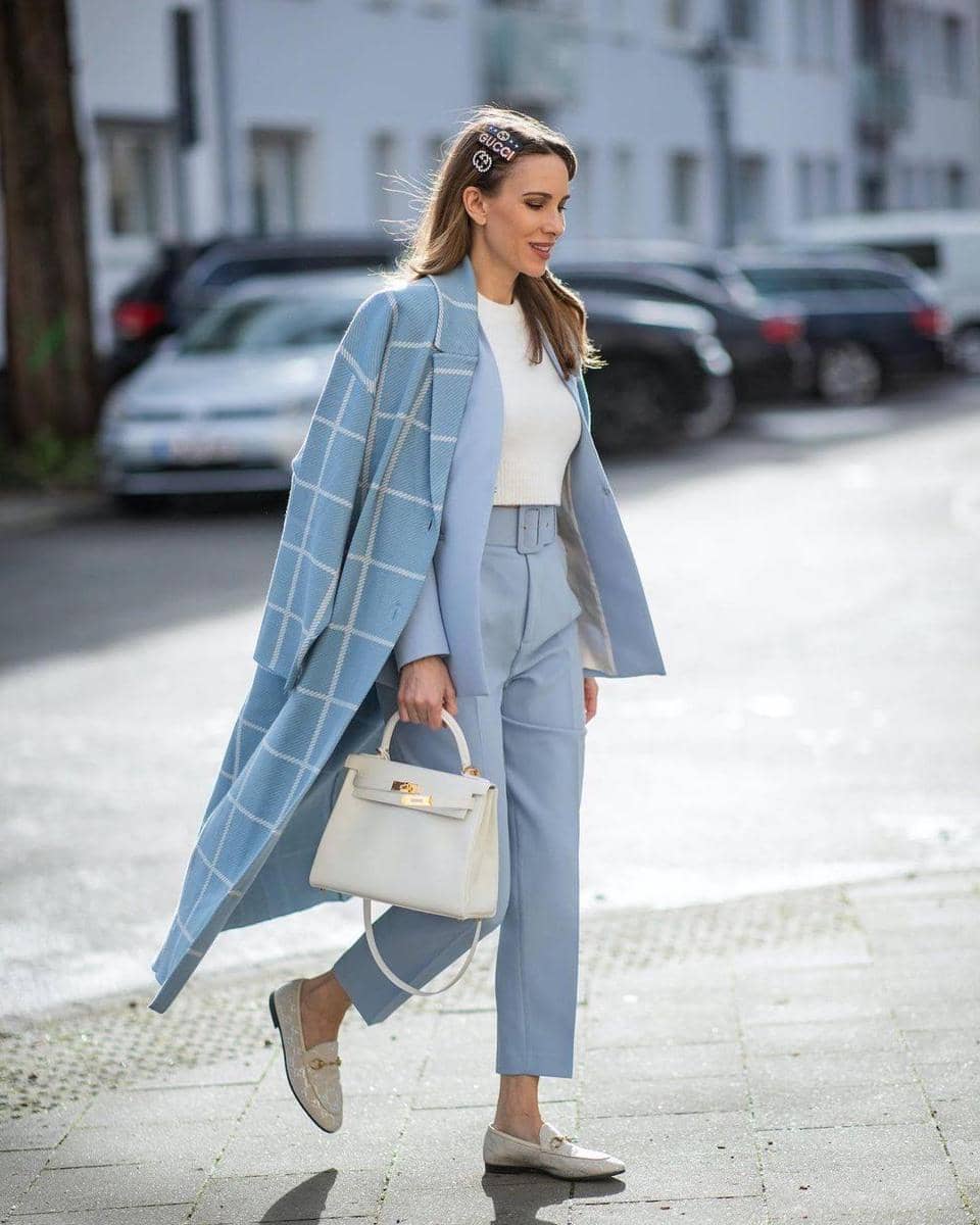 pinterest.com, 1. Tampil manis pakai blazer set warna steel blue yang ditumpuk dengan plaid coat berwarna senada. Nggak ketinggalan aksesori hairpin sebagai pelengkap., 2. Ciptakan outfit kencan yang elegan pakai silk dress warna steel blue. Supaya lebih maksimal, andalkan aksesori bernuansa warna silver untuk mempermanis penampilan., 3. Jangan ragu berikan tampilan yang berkesan pakai asymmetrical skirt bahan plisket. Kenakan gaya monochromatic look pakai blazer, waist bag, dan heels serba warna steel blue., 4. Buat kamu si anti ribet, off-shoulder cardigan bisa jadi pilihan untuk OOTD kencan yang santai. Cukup pasangkan dengan basic shorts dan sneakers yang nyaman., 5. OOTD serba putih dijamin akan jadi lebih spesial pakai long coat warna steel blue sebagai outer. Lengkapi dengan white hand bag sebagai penunjang penampilan.