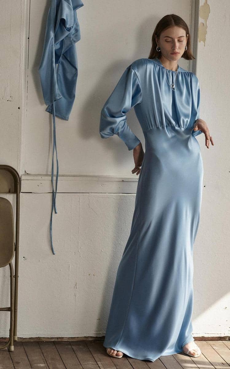 pinterest.com, 1. Tampil manis pakai blazer set warna steel blue yang ditumpuk dengan plaid coat berwarna senada. Nggak ketinggalan aksesori hairpin sebagai pelengkap., 2. Ciptakan outfit kencan yang elegan pakai silk dress warna steel blue. Supaya lebih maksimal, andalkan aksesori bernuansa warna silver untuk mempermanis penampilan., 3. Jangan ragu berikan tampilan yang berkesan pakai asymmetrical skirt bahan plisket. Kenakan gaya monochromatic look pakai blazer, waist bag, dan heels serba warna steel blue., 4. Buat kamu si anti ribet, off-shoulder cardigan bisa jadi pilihan untuk OOTD kencan yang santai. Cukup pasangkan dengan basic shorts dan sneakers yang nyaman., 5. OOTD serba putih dijamin akan jadi lebih spesial pakai long coat warna steel blue sebagai outer. Lengkapi dengan white hand bag sebagai penunjang penampilan.