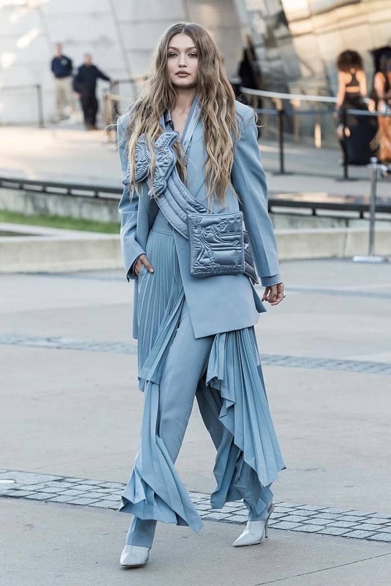 pinterest.com, 1. Tampil manis pakai blazer set warna steel blue yang ditumpuk dengan plaid coat berwarna senada. Nggak ketinggalan aksesori hairpin sebagai pelengkap., 2. Ciptakan outfit kencan yang elegan pakai silk dress warna steel blue. Supaya lebih maksimal, andalkan aksesori bernuansa warna silver untuk mempermanis penampilan., 3. Jangan ragu berikan tampilan yang berkesan pakai asymmetrical skirt bahan plisket. Kenakan gaya monochromatic look pakai blazer, waist bag, dan heels serba warna steel blue., 4. Buat kamu si anti ribet, off-shoulder cardigan bisa jadi pilihan untuk OOTD kencan yang santai. Cukup pasangkan dengan basic shorts dan sneakers yang nyaman., 5. OOTD serba putih dijamin akan jadi lebih spesial pakai long coat warna steel blue sebagai outer. Lengkapi dengan white hand bag sebagai penunjang penampilan.