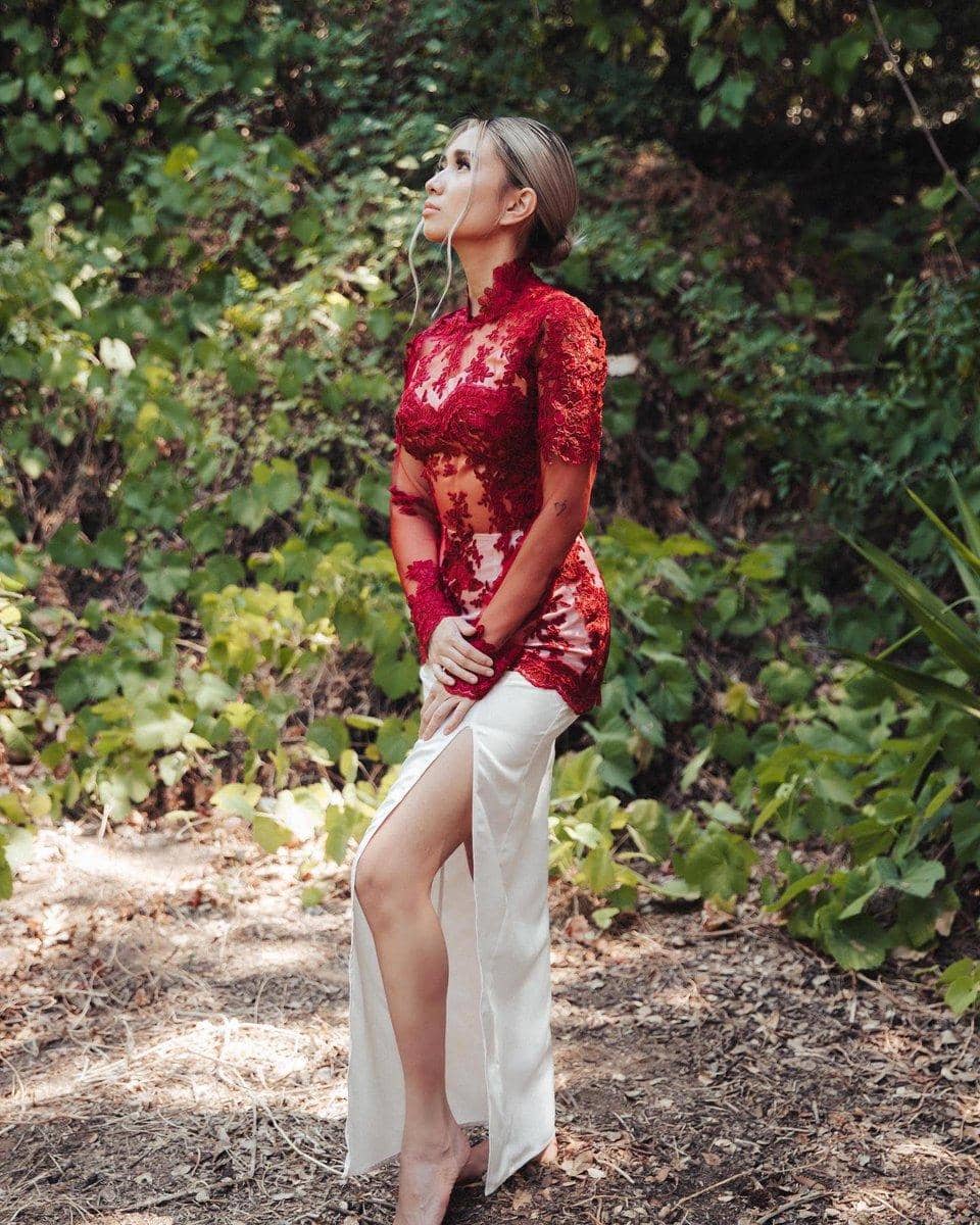 instagram.com/nikizefanya, 1. Kebaya batik bisa jadi andalan untuk tampil manis saat tujuh-belasan. Pasangkan dengan kain lilit berwarna merah dan hand bag sebagai pelengkap., 2. Lambangkan semangat perjuangan dengan kombinasi atasan merah dan bawahan putih. Padu-padan kebaya brokat dan slit skirt bisa jadi pilihan., 3. Ciptakan tampilan elegan memakai perpaduan kebaya kutubaru warna merah dan bawahan kain tradisional. Pilih model rok span supaya kelihatan lebih jenjang., 4. Selain nuansa warna merah, kebaya putih dengan brooch juga mampu mempermanis penampilan. Cukup pasangkan dengan bawahan batik cokelat yang klasik., 5. Tampil anggun di hari kemerdekaan menggunakan kebaya klasik bernuansa merah dan sentuhan perhiasan minimalis. Nggak ada salahnya untuk menyempurnakan penampilan menggunakan kain batik yang berasal yang daerah asalmu.
