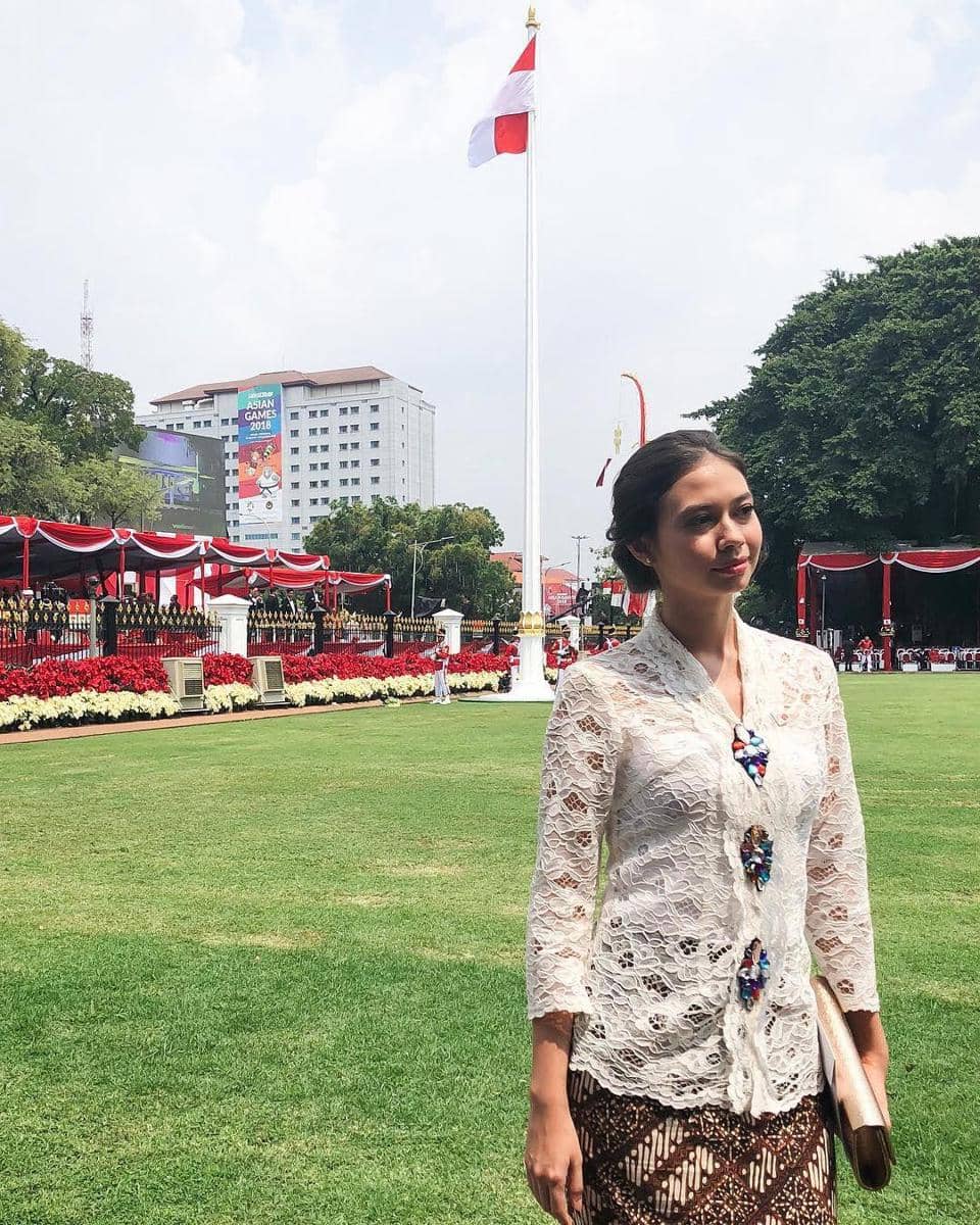 instagram.com/yukikt, 1. Kebaya batik bisa jadi andalan untuk tampil manis saat tujuh-belasan. Pasangkan dengan kain lilit berwarna merah dan hand bag sebagai pelengkap., 2. Lambangkan semangat perjuangan dengan kombinasi atasan merah dan bawahan putih. Padu-padan kebaya brokat dan slit skirt bisa jadi pilihan., 3. Ciptakan tampilan elegan memakai perpaduan kebaya kutubaru warna merah dan bawahan kain tradisional. Pilih model rok span supaya kelihatan lebih jenjang., 4. Selain nuansa warna merah, kebaya putih dengan brooch juga mampu mempermanis penampilan. Cukup pasangkan dengan bawahan batik cokelat yang klasik., 5. Tampil anggun di hari kemerdekaan menggunakan kebaya klasik bernuansa merah dan sentuhan perhiasan minimalis. Nggak ada salahnya untuk menyempurnakan penampilan menggunakan kain batik yang berasal yang daerah asalmu.