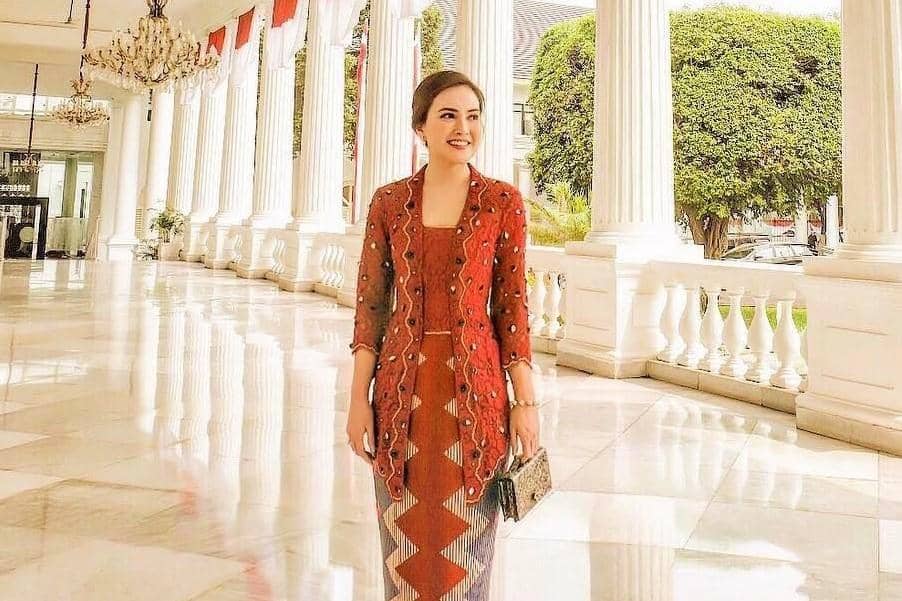 instagram.com/shandyaulia, 1. Kebaya batik bisa jadi andalan untuk tampil manis saat tujuh-belasan. Pasangkan dengan kain lilit berwarna merah dan hand bag sebagai pelengkap., 2. Lambangkan semangat perjuangan dengan kombinasi atasan merah dan bawahan putih. Padu-padan kebaya brokat dan slit skirt bisa jadi pilihan., 3. Ciptakan tampilan elegan memakai perpaduan kebaya kutubaru warna merah dan bawahan kain tradisional. Pilih model rok span supaya kelihatan lebih jenjang., 4. Selain nuansa warna merah, kebaya putih dengan brooch juga mampu mempermanis penampilan. Cukup pasangkan dengan bawahan batik cokelat yang klasik., 5. Tampil anggun di hari kemerdekaan menggunakan kebaya klasik bernuansa merah dan sentuhan perhiasan minimalis. Nggak ada salahnya untuk menyempurnakan penampilan menggunakan kain batik yang berasal yang daerah asalmu.