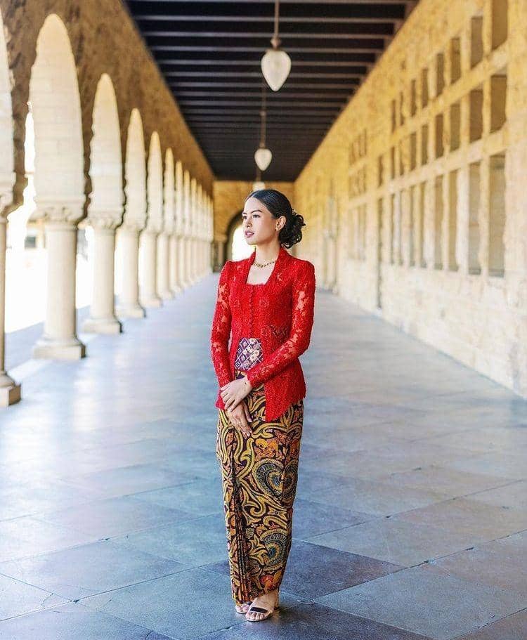 instagram.com/maudyayunda, 1. Kebaya batik bisa jadi andalan untuk tampil manis saat tujuh-belasan. Pasangkan dengan kain lilit berwarna merah dan hand bag sebagai pelengkap., 2. Lambangkan semangat perjuangan dengan kombinasi atasan merah dan bawahan putih. Padu-padan kebaya brokat dan slit skirt bisa jadi pilihan., 3. Ciptakan tampilan elegan memakai perpaduan kebaya kutubaru warna merah dan bawahan kain tradisional. Pilih model rok span supaya kelihatan lebih jenjang., 4. Selain nuansa warna merah, kebaya putih dengan brooch juga mampu mempermanis penampilan. Cukup pasangkan dengan bawahan batik cokelat yang klasik., 5. Tampil anggun di hari kemerdekaan menggunakan kebaya klasik bernuansa merah dan sentuhan perhiasan minimalis. Nggak ada salahnya untuk menyempurnakan penampilan menggunakan kain batik yang berasal yang daerah asalmu.