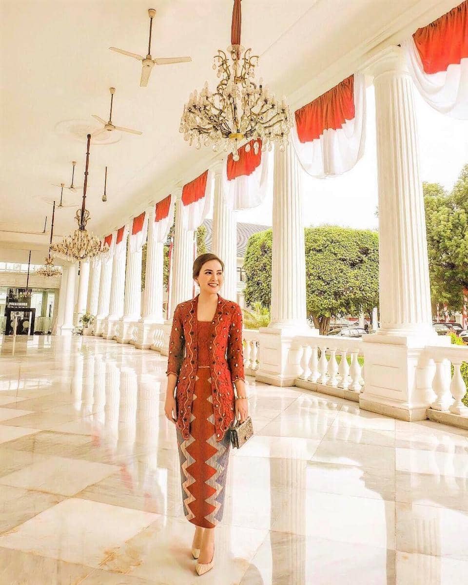 instagram.com/shandyaulia, 1. Kebaya batik bisa jadi andalan untuk tampil manis saat tujuh-belasan. Pasangkan dengan kain lilit berwarna merah dan hand bag sebagai pelengkap., 2. Lambangkan semangat perjuangan dengan kombinasi atasan merah dan bawahan putih. Padu-padan kebaya brokat dan slit skirt bisa jadi pilihan., 3. Ciptakan tampilan elegan memakai perpaduan kebaya kutubaru warna merah dan bawahan kain tradisional. Pilih model rok span supaya kelihatan lebih jenjang., 4. Selain nuansa warna merah, kebaya putih dengan brooch juga mampu mempermanis penampilan. Cukup pasangkan dengan bawahan batik cokelat yang klasik., 5. Tampil anggun di hari kemerdekaan menggunakan kebaya klasik bernuansa merah dan sentuhan perhiasan minimalis. Nggak ada salahnya untuk menyempurnakan penampilan menggunakan kain batik yang berasal yang daerah asalmu.