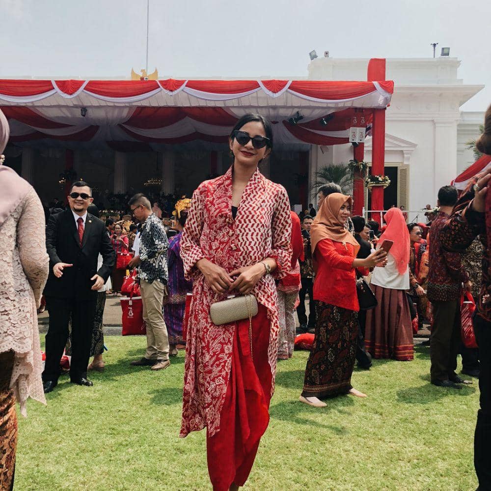 pinterest.com, 1. Kebaya batik bisa jadi andalan untuk tampil manis saat tujuh-belasan. Pasangkan dengan kain lilit berwarna merah dan hand bag sebagai pelengkap., 2. Lambangkan semangat perjuangan dengan kombinasi atasan merah dan bawahan putih. Padu-padan kebaya brokat dan slit skirt bisa jadi pilihan., 3. Ciptakan tampilan elegan memakai perpaduan kebaya kutubaru warna merah dan bawahan kain tradisional. Pilih model rok span supaya kelihatan lebih jenjang., 4. Selain nuansa warna merah, kebaya putih dengan brooch juga mampu mempermanis penampilan. Cukup pasangkan dengan bawahan batik cokelat yang klasik., 5. Tampil anggun di hari kemerdekaan menggunakan kebaya klasik bernuansa merah dan sentuhan perhiasan minimalis. Nggak ada salahnya untuk menyempurnakan penampilan menggunakan kain batik yang berasal yang daerah asalmu.