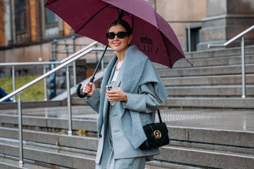 1. OOTD simpel pakai basic t-shirt dan black pants bisa ditumpuk dengan rain coat. Selain anti basah, penampilan dijamin kelihatan modis., 2. Tampil effortlessly chic dengan gaya monochromatic. Andalkan perpaduan knit top, oversized blazer, dan straight pants bernuansa warna abu-abu yang matching., 3. Jangan ragu tampil statement di musim hujan. Padu-padankan orange coat dan mismatched heels dengan warna yang berbeda. Nggak ketinggalan shoulder bag sebagai pelengkap., 4. Ciptakan preppy look yang tetap hangat di musim hujan. Pasangkan patterned blazer dan tumpuk dengan coat berwarna netral. Pilih aksesori bucket hat dan leather shoes berwarna senada., 5. Formal outfit pakai blazer set jadi ekstra hangat dengan tambahan cardigan rajut di sekitar leher. Sempurnakan dengan aksesori emas secukupnya.