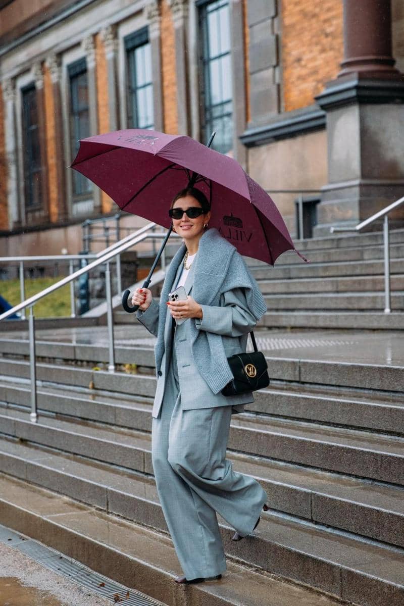 1. OOTD simpel pakai basic t-shirt dan black pants bisa ditumpuk dengan rain coat. Selain anti basah, penampilan dijamin kelihatan modis., 2. Tampil effortlessly chic dengan gaya monochromatic. Andalkan perpaduan knit top, oversized blazer, dan straight pants bernuansa warna abu-abu yang matching., 3. Jangan ragu tampil statement di musim hujan. Padu-padankan orange coat dan mismatched heels dengan warna yang berbeda. Nggak ketinggalan shoulder bag sebagai pelengkap., 4. Ciptakan preppy look yang tetap hangat di musim hujan. Pasangkan patterned blazer dan tumpuk dengan coat berwarna netral. Pilih aksesori bucket hat dan leather shoes berwarna senada., 5. Formal outfit pakai blazer set jadi ekstra hangat dengan tambahan cardigan rajut di sekitar leher. Sempurnakan dengan aksesori emas secukupnya.