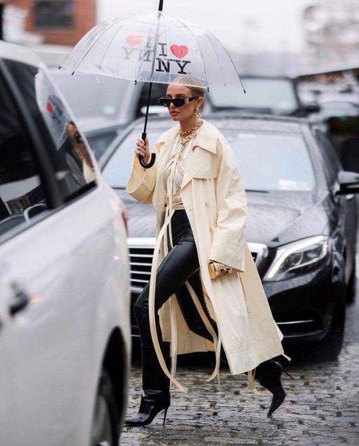 1. OOTD simpel pakai basic t-shirt dan black pants bisa ditumpuk dengan rain coat. Selain anti basah, penampilan dijamin kelihatan modis., 2. Tampil effortlessly chic dengan gaya monochromatic. Andalkan perpaduan knit top, oversized blazer, dan straight pants bernuansa warna abu-abu yang matching., 3. Jangan ragu tampil statement di musim hujan. Padu-padankan orange coat dan mismatched heels dengan warna yang berbeda. Nggak ketinggalan shoulder bag sebagai pelengkap., 4. Ciptakan preppy look yang tetap hangat di musim hujan. Pasangkan patterned blazer dan tumpuk dengan coat berwarna netral. Pilih aksesori bucket hat dan leather shoes berwarna senada., 5. Formal outfit pakai blazer set jadi ekstra hangat dengan tambahan cardigan rajut di sekitar leher. Sempurnakan dengan aksesori emas secukupnya.