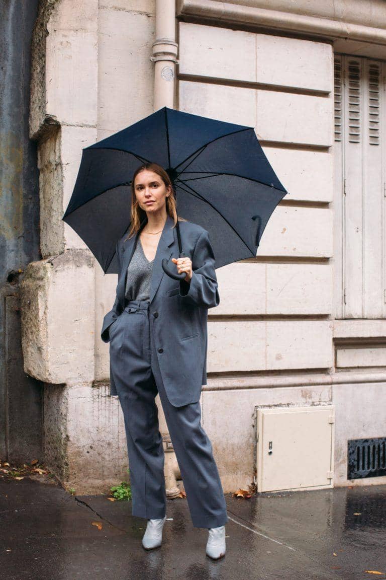 1. OOTD simpel pakai basic t-shirt dan black pants bisa ditumpuk dengan rain coat. Selain anti basah, penampilan dijamin kelihatan modis., 2. Tampil effortlessly chic dengan gaya monochromatic. Andalkan perpaduan knit top, oversized blazer, dan straight pants bernuansa warna abu-abu yang matching., 3. Jangan ragu tampil statement di musim hujan. Padu-padankan orange coat dan mismatched heels dengan warna yang berbeda. Nggak ketinggalan shoulder bag sebagai pelengkap., 4. Ciptakan preppy look yang tetap hangat di musim hujan. Pasangkan patterned blazer dan tumpuk dengan coat berwarna netral. Pilih aksesori bucket hat dan leather shoes berwarna senada., 5. Formal outfit pakai blazer set jadi ekstra hangat dengan tambahan cardigan rajut di sekitar leher. Sempurnakan dengan aksesori emas secukupnya.
