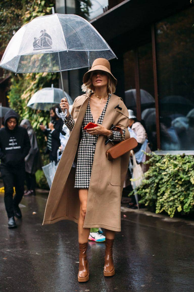 1. OOTD simpel pakai basic t-shirt dan black pants bisa ditumpuk dengan rain coat. Selain anti basah, penampilan dijamin kelihatan modis., 2. Tampil effortlessly chic dengan gaya monochromatic. Andalkan perpaduan knit top, oversized blazer, dan straight pants bernuansa warna abu-abu yang matching., 3. Jangan ragu tampil statement di musim hujan. Padu-padankan orange coat dan mismatched heels dengan warna yang berbeda. Nggak ketinggalan shoulder bag sebagai pelengkap., 4. Ciptakan preppy look yang tetap hangat di musim hujan. Pasangkan patterned blazer dan tumpuk dengan coat berwarna netral. Pilih aksesori bucket hat dan leather shoes berwarna senada., 5. Formal outfit pakai blazer set jadi ekstra hangat dengan tambahan cardigan rajut di sekitar leher. Sempurnakan dengan aksesori emas secukupnya.