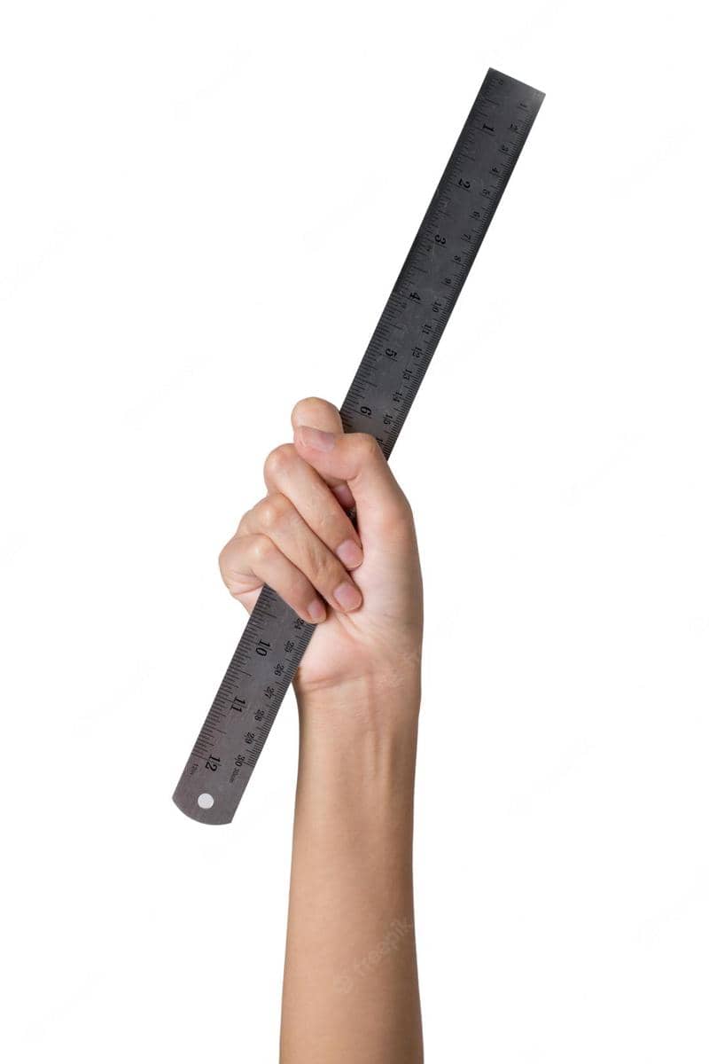 1. Gunakan pita meteran. Kenakan pakaian berbahan tipis dan lingkarkan pita di sekitar bagian dada. Jangan lupa untuk menambahkan sedikit ruang saat mengambil ukuran supaya hasilnya nggak terlalu ketat., 2. Kalau nggak punya pita meteran, penggaris juga bisa jadi andalan. Ambil baju yang biasa kamu pakai dan letakkan pada permukaan yang datar. Kemudian ukur mulai dari bagian kanan hingga kiri ketiak dan catat hasilnya., 3. Manfaatkan tali rafia yang nggak terpakai. Siapkan tali rafia sepanjang 1 meter lalu gulung di area lingkar dada. Biasanya, jika lingkar dada melebihi 100 cm maka termasuk ukuran di atas L wanita., 4. Alat tulis di rumah bisa juga dipakai untuk mengukur lingkar dada, lho. Ambil kertas dan potong secara memanjang. Hasil panjang kertas bisa diukur menggunakan penggaris., 5. Tanpa perlu barang apa pun, tangan kosong juga bisa jadi solusi. Ambil ukuran mulai dari bagian punggung hingga dada menggunakan jengkal jari. Pada umumnya, setiap jengkal jari mempunyai ukuran kurang lebih setara 22,86 cm.