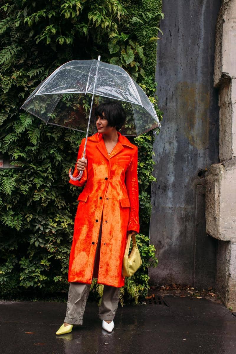 1. OOTD simpel pakai basic t-shirt dan black pants bisa ditumpuk dengan rain coat. Selain anti basah, penampilan dijamin kelihatan modis., 2. Tampil effortlessly chic dengan gaya monochromatic. Andalkan perpaduan knit top, oversized blazer, dan straight pants bernuansa warna abu-abu yang matching., 3. Jangan ragu tampil statement di musim hujan. Padu-padankan orange coat dan mismatched heels dengan warna yang berbeda. Nggak ketinggalan shoulder bag sebagai pelengkap., 4. Ciptakan preppy look yang tetap hangat di musim hujan. Pasangkan patterned blazer dan tumpuk dengan coat berwarna netral. Pilih aksesori bucket hat dan leather shoes berwarna senada., 5. Formal outfit pakai blazer set jadi ekstra hangat dengan tambahan cardigan rajut di sekitar leher. Sempurnakan dengan aksesori emas secukupnya.