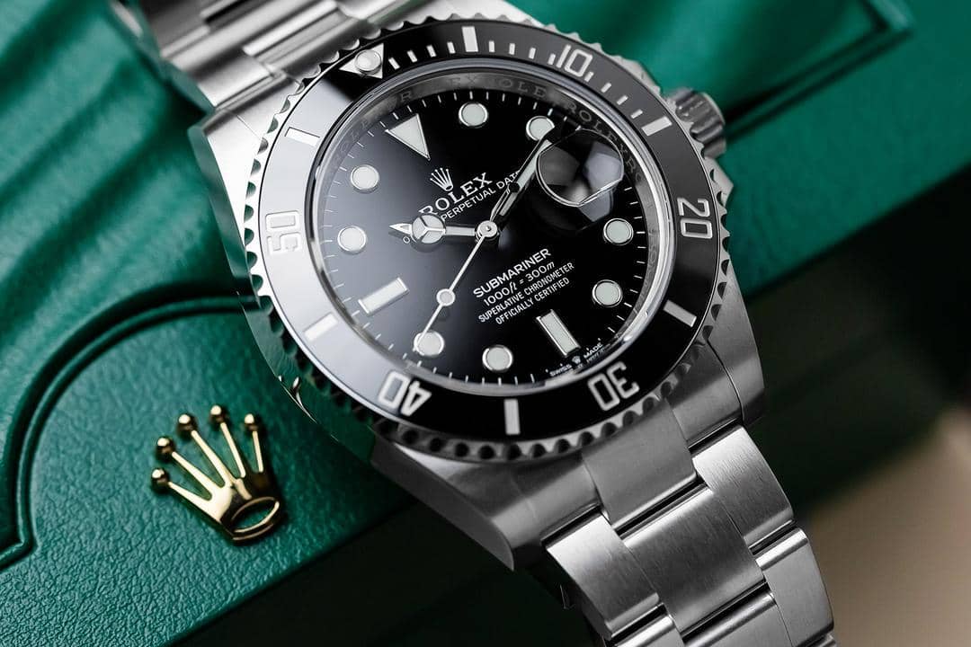 1. Berhasil dilelang senilai Rp275 miliar, Paul Newman’s Rolex Daytona menjadi jam tangan termahal yang pernah terjual. Jam ini memiliki cerita bersejarah yang diberikan untuk Paul Newman oleh istrinya saat periode film 'Winning'., 2. The 1971 Rolex Daytona Reference 626 Unicorn terjual seharga Rp91 miliar. Jam ini punya model yang unik dan langka karena jadi satu-satunya model jam Rolex yang dilengkapi dengan emas putih 18 karat., 3. The Rolex Bao Dai terjual dengan harga Rp79 miliar pada acara lelang Phillips di Jenewa tahun 2017. Kasing emas dan pelat hitam pada jam ini jadi salah satu yang terlangka di dunia., 4. Awalnya diproduksi untuk hadiah kemenangan sebuah tim balap, The Antimagnetique Reference 4113 dijual senilai Rp39 miliar. Jam ini dirancang dengan kasing jam Rolex terbesar, yaitu sepanjang 44 mm., 5. Jam Rolex GMT-Master Reference 1675 ini sempat dipakai oleh Marlon Brando dalam film 'Apocalypse Now'. Namanya pun diukir di bagian belakang jam ini dan berhasil terjual dengan harga Rp30 miliar.