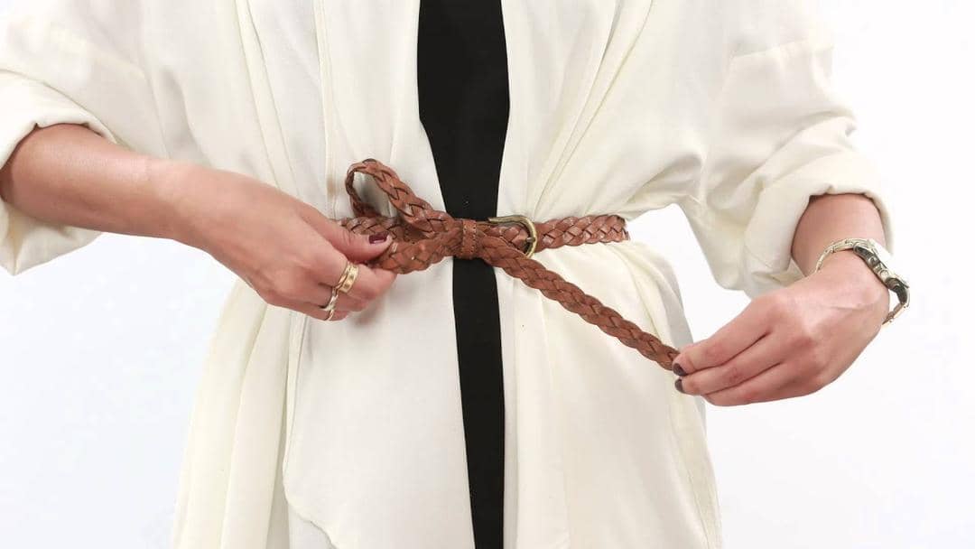1. Sebelum mengambil ukuran, pastikan kamu memakai baju yang tipis atau cropped top. Untuk tahu ukuran lingkar pinggang dengan mudah, gunakan pita meteran., 2. Kalau nggak punya pita meteran, tali juga bisa jadi andalan. Lilitkan tali di sekitar pinggang dan potong seukuran dengan lingkar pinggang. Kemudian ukur panjang tali yang sudah dipotong menggunakan penggaris., 3. Nggak ada tali, pakai ikat pinggang juga bisa kok. Lakukan cara yang sama dan usahakan untuk rileks saat mengambil ukuran, jangan menggembungkan perut atau menarik ke dalam., 4. Manfaatkan peralatan yang ada di rumah. Ambil celana yang pas dengan ukuranmu, kemudian letakkan pada permukaan datar. Kemudian ukur bagian lingkar pinggang pada celana tersebut dengan penggaris., 5. Cukup dengan tangan kosong juga bisa, lho. Ambil ukuran dengan cara menghitung total jengkal jari pada lingkar pinggangmu. Satu jengkal jari biasanya setara dengan 22,86 cm.