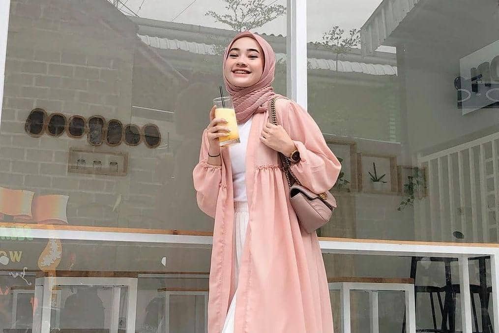 1. Tunik pink salem bisa dipasangkan dengan hijab warna beige untuk ciptakan kesan warm sekaligus kalem. Cukup kenakan dengan celana kulot berwarna senada., 2. Baju warna pink salem juga cocok dipakai dengan hijab yang lebih gelap seperti cokelat atau dusty pink. Lengkapi dengan bawahan rok dan aksesori serba warna putih., 3. Jangan ragu coba padu-padan baju warna pink salem dengan hijab hitam. Meski terlihat kontras, perpaduan warna ini akan menciptakan outfit hijab yang elegan., 4. Tampil bold dengan hijab warna merah untuk blus pink salem. Warna ini akan membuat wajah kelihatan lebih dewasa., 5. Pakai hijab pink juga ga masalah! Andalkan shade warna pink yang sedikit berbeda dengan baju pink salem supaya lebih maksimal.