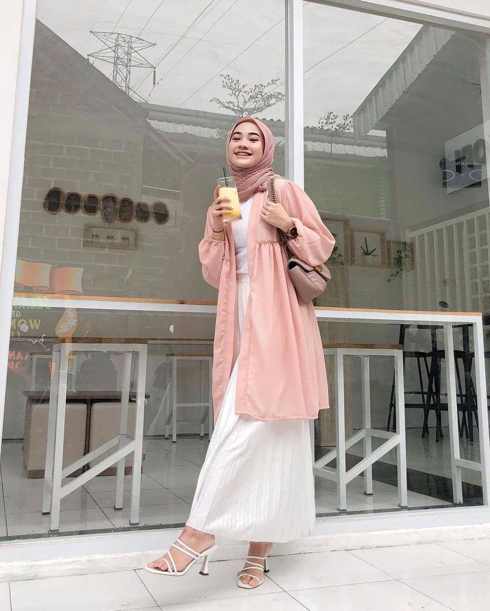 1. Tunik pink salem bisa dipasangkan dengan hijab warna beige untuk ciptakan kesan warm sekaligus kalem. Cukup kenakan dengan celana kulot berwarna senada., 2. Baju warna pink salem juga cocok dipakai dengan hijab yang lebih gelap seperti cokelat atau dusty pink. Lengkapi dengan bawahan rok dan aksesori serba warna putih., 3. Jangan ragu coba padu-padan baju warna pink salem dengan hijab hitam. Meski terlihat kontras, perpaduan warna ini akan menciptakan outfit hijab yang elegan., 4. Tampil bold dengan hijab warna merah untuk blus pink salem. Warna ini akan membuat wajah kelihatan lebih dewasa., 5. Pakai hijab pink juga ga masalah! Andalkan shade warna pink yang sedikit berbeda dengan baju pink salem supaya lebih maksimal.