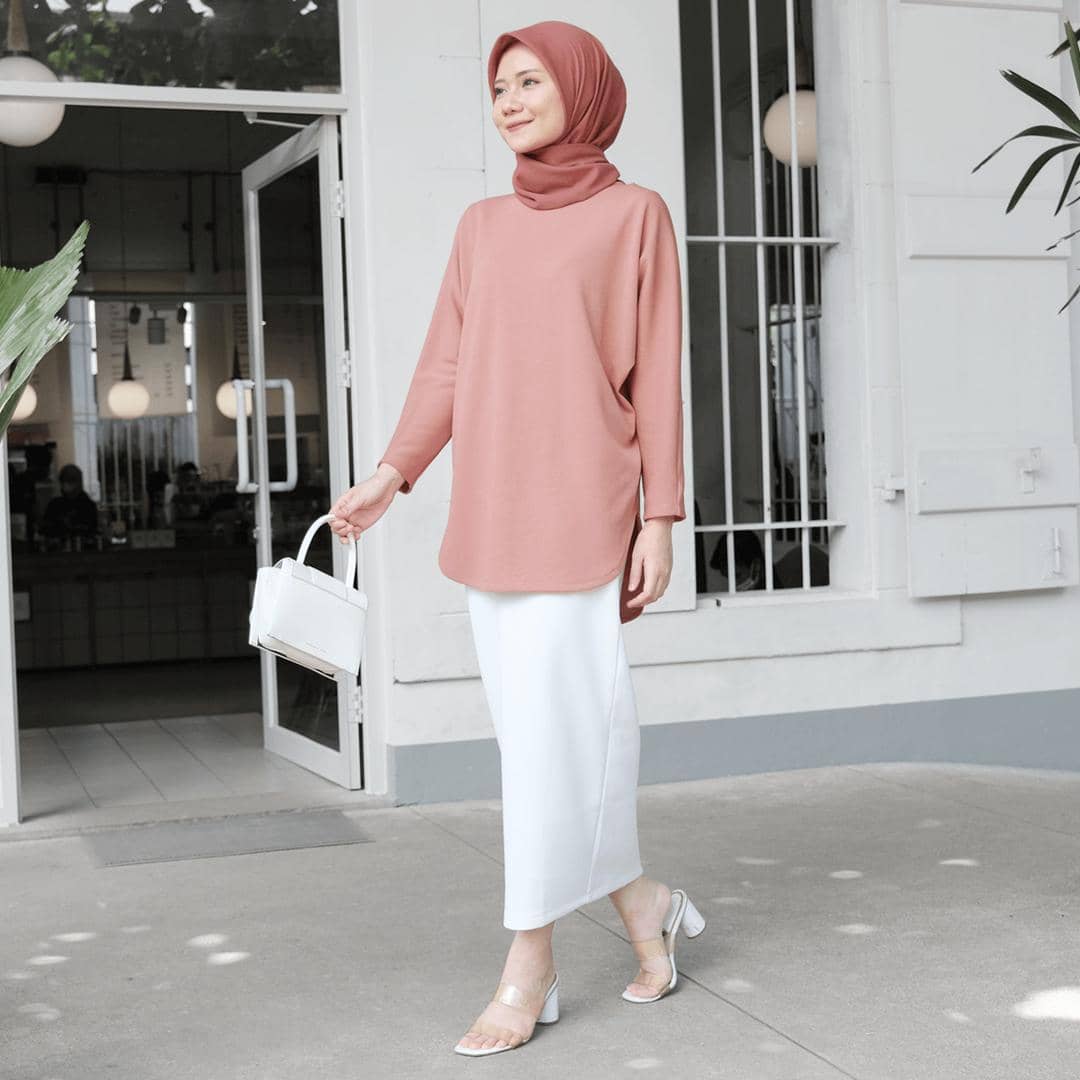 1. Tunik pink salem bisa dipasangkan dengan hijab warna beige untuk ciptakan kesan warm sekaligus kalem. Cukup kenakan dengan celana kulot berwarna senada., 2. Baju warna pink salem juga cocok dipakai dengan hijab yang lebih gelap seperti cokelat atau dusty pink. Lengkapi dengan bawahan rok dan aksesori serba warna putih., 3. Jangan ragu coba padu-padan baju warna pink salem dengan hijab hitam. Meski terlihat kontras, perpaduan warna ini akan menciptakan outfit hijab yang elegan., 4. Tampil bold dengan hijab warna merah untuk blus pink salem. Warna ini akan membuat wajah kelihatan lebih dewasa., 5. Pakai hijab pink juga ga masalah! Andalkan shade warna pink yang sedikit berbeda dengan baju pink salem supaya lebih maksimal.
