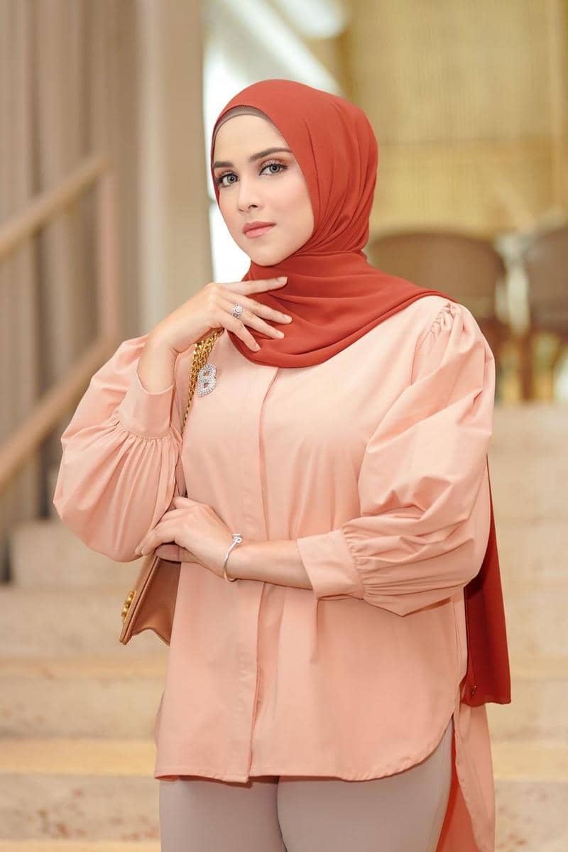 1. Tunik pink salem bisa dipasangkan dengan hijab warna beige untuk ciptakan kesan warm sekaligus kalem. Cukup kenakan dengan celana kulot berwarna senada., 2. Baju warna pink salem juga cocok dipakai dengan hijab yang lebih gelap seperti cokelat atau dusty pink. Lengkapi dengan bawahan rok dan aksesori serba warna putih., 3. Jangan ragu coba padu-padan baju warna pink salem dengan hijab hitam. Meski terlihat kontras, perpaduan warna ini akan menciptakan outfit hijab yang elegan., 4. Tampil bold dengan hijab warna merah untuk blus pink salem. Warna ini akan membuat wajah kelihatan lebih dewasa., 5. Pakai hijab pink juga ga masalah! Andalkan shade warna pink yang sedikit berbeda dengan baju pink salem supaya lebih maksimal.