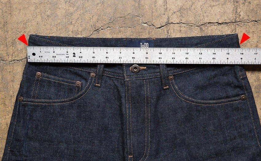 1. Sebelum mengambil ukuran, pastikan kamu memakai baju yang tipis atau cropped top. Untuk tahu ukuran lingkar pinggang dengan mudah, gunakan pita meteran., 2. Kalau nggak punya pita meteran, tali juga bisa jadi andalan. Lilitkan tali di sekitar pinggang dan potong seukuran dengan lingkar pinggang. Kemudian ukur panjang tali yang sudah dipotong menggunakan penggaris., 3. Nggak ada tali, pakai ikat pinggang juga bisa kok. Lakukan cara yang sama dan usahakan untuk rileks saat mengambil ukuran, jangan menggembungkan perut atau menarik ke dalam., 4. Manfaatkan peralatan yang ada di rumah. Ambil celana yang pas dengan ukuranmu, kemudian letakkan pada permukaan datar. Kemudian ukur bagian lingkar pinggang pada celana tersebut dengan penggaris., 5. Cukup dengan tangan kosong juga bisa, lho. Ambil ukuran dengan cara menghitung total jengkal jari pada lingkar pinggangmu. Satu jengkal jari biasanya setara dengan 22,86 cm.