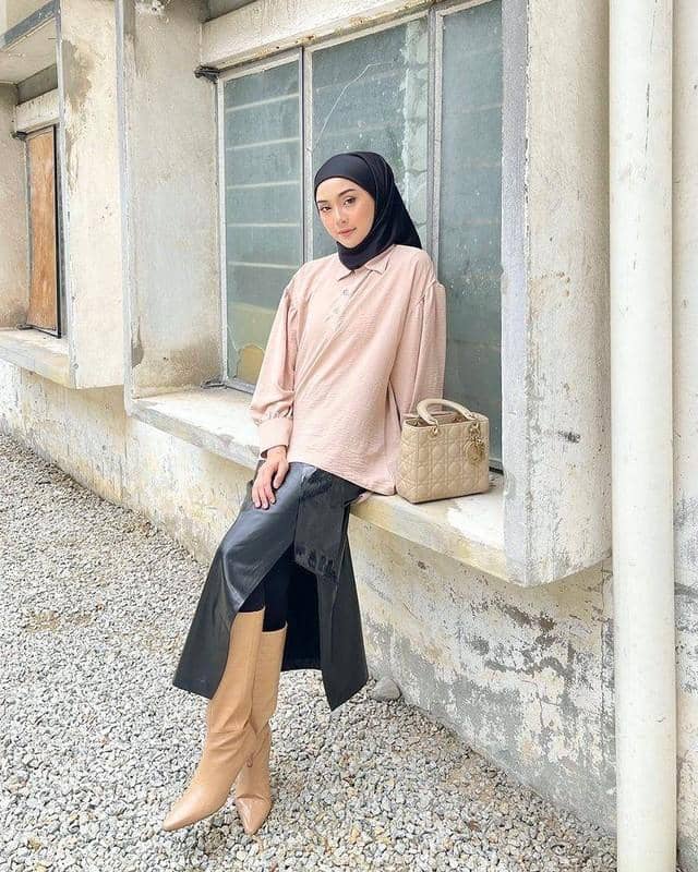 1. Tunik pink salem bisa dipasangkan dengan hijab warna beige untuk ciptakan kesan warm sekaligus kalem. Cukup kenakan dengan celana kulot berwarna senada., 2. Baju warna pink salem juga cocok dipakai dengan hijab yang lebih gelap seperti cokelat atau dusty pink. Lengkapi dengan bawahan rok dan aksesori serba warna putih., 3. Jangan ragu coba padu-padan baju warna pink salem dengan hijab hitam. Meski terlihat kontras, perpaduan warna ini akan menciptakan outfit hijab yang elegan., 4. Tampil bold dengan hijab warna merah untuk blus pink salem. Warna ini akan membuat wajah kelihatan lebih dewasa., 5. Pakai hijab pink juga ga masalah! Andalkan shade warna pink yang sedikit berbeda dengan baju pink salem supaya lebih maksimal.