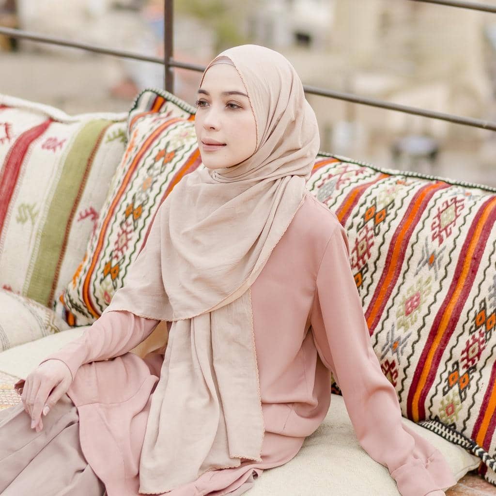 1. Tunik pink salem bisa dipasangkan dengan hijab warna beige untuk ciptakan kesan warm sekaligus kalem. Cukup kenakan dengan celana kulot berwarna senada., 2. Baju warna pink salem juga cocok dipakai dengan hijab yang lebih gelap seperti cokelat atau dusty pink. Lengkapi dengan bawahan rok dan aksesori serba warna putih., 3. Jangan ragu coba padu-padan baju warna pink salem dengan hijab hitam. Meski terlihat kontras, perpaduan warna ini akan menciptakan outfit hijab yang elegan., 4. Tampil bold dengan hijab warna merah untuk blus pink salem. Warna ini akan membuat wajah kelihatan lebih dewasa., 5. Pakai hijab pink juga ga masalah! Andalkan shade warna pink yang sedikit berbeda dengan baju pink salem supaya lebih maksimal.
