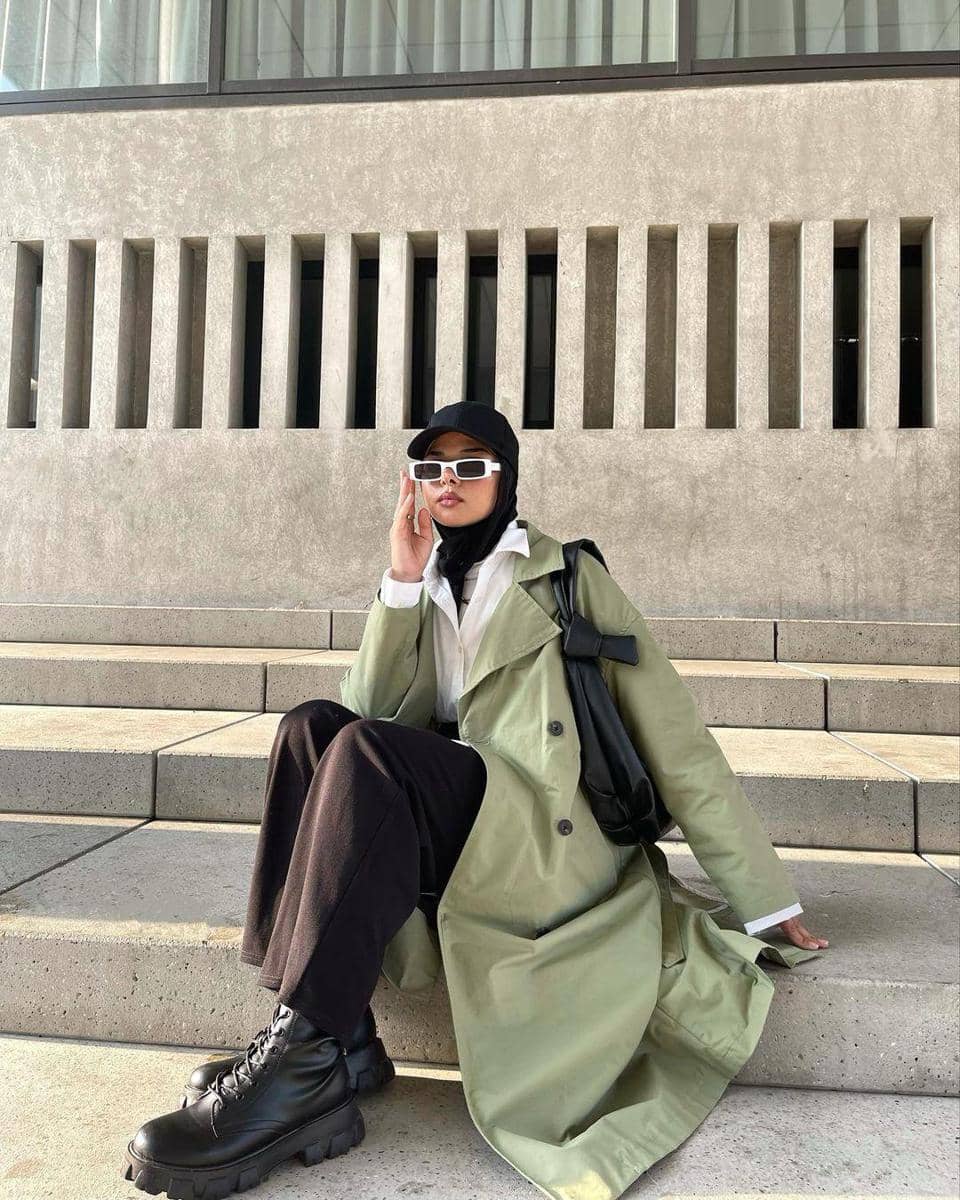 instagram.com/nrsnai, 1. Gaya hijab yang beda dari biasanya, coba tumpuk scarf top dan cropped blazer serba putih. Berikan sentuhan warna dengan lime green skirt dan hijab warna cokelat., 2. Tampil dreamy dengan OOTD bernuansa warna biru. Padu-padankan cardigan, shoulder bag, dan sneakers serba warna biru. Cukup pasangkan dengan celana jeans yang simpel., 3. Ciptakan outfit hijab yang keren dengan kombinasi kemeja, coat hijau, dan trousers. Makin kece jika dilengkapi dengan aksesori sunnies dan combat boots., 4. Gaya kasual yang manis, andalkan perpaduan tie-dye shirt dan floral skirt. Nggak ketinggalan sepatu boots dan hijab berwarna senada., 5. Kalau untuk gaya formal, kenakan blazer set warna hijau sage untuk tampil chic. Sempurnakan dengan hijab dan sling bag berwarna netral.