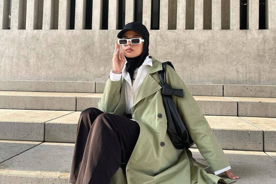 instagram.com/nrsnai, 1. Gaya hijab yang beda dari biasanya, coba tumpuk scarf top dan cropped blazer serba putih. Berikan sentuhan warna dengan lime green skirt dan hijab warna cokelat., 2. Tampil dreamy dengan OOTD bernuansa warna biru. Padu-padankan cardigan, shoulder bag, dan sneakers serba warna biru. Cukup pasangkan dengan celana jeans yang simpel., 3. Ciptakan outfit hijab yang keren dengan kombinasi kemeja, coat hijau, dan trousers. Makin kece jika dilengkapi dengan aksesori sunnies dan combat boots., 4. Gaya kasual yang manis, andalkan perpaduan tie-dye shirt dan floral skirt. Nggak ketinggalan sepatu boots dan hijab berwarna senada., 5. Kalau untuk gaya formal, kenakan blazer set warna hijau sage untuk tampil chic. Sempurnakan dengan hijab dan sling bag berwarna netral.