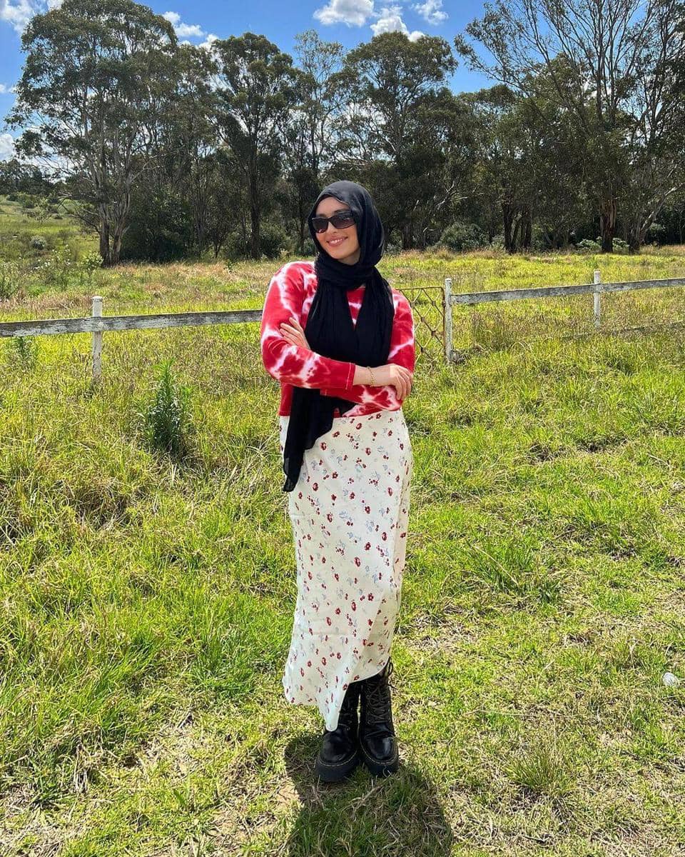 instagram.com/nawalsari, 1. Gaya hijab yang beda dari biasanya, coba tumpuk scarf top dan cropped blazer serba putih. Berikan sentuhan warna dengan lime green skirt dan hijab warna cokelat., 2. Tampil dreamy dengan OOTD bernuansa warna biru. Padu-padankan cardigan, shoulder bag, dan sneakers serba warna biru. Cukup pasangkan dengan celana jeans yang simpel., 3. Ciptakan outfit hijab yang keren dengan kombinasi kemeja, coat hijau, dan trousers. Makin kece jika dilengkapi dengan aksesori sunnies dan combat boots., 4. Gaya kasual yang manis, andalkan perpaduan tie-dye shirt dan floral skirt. Nggak ketinggalan sepatu boots dan hijab berwarna senada., 5. Kalau untuk gaya formal, kenakan blazer set warna hijau sage untuk tampil chic. Sempurnakan dengan hijab dan sling bag berwarna netral.