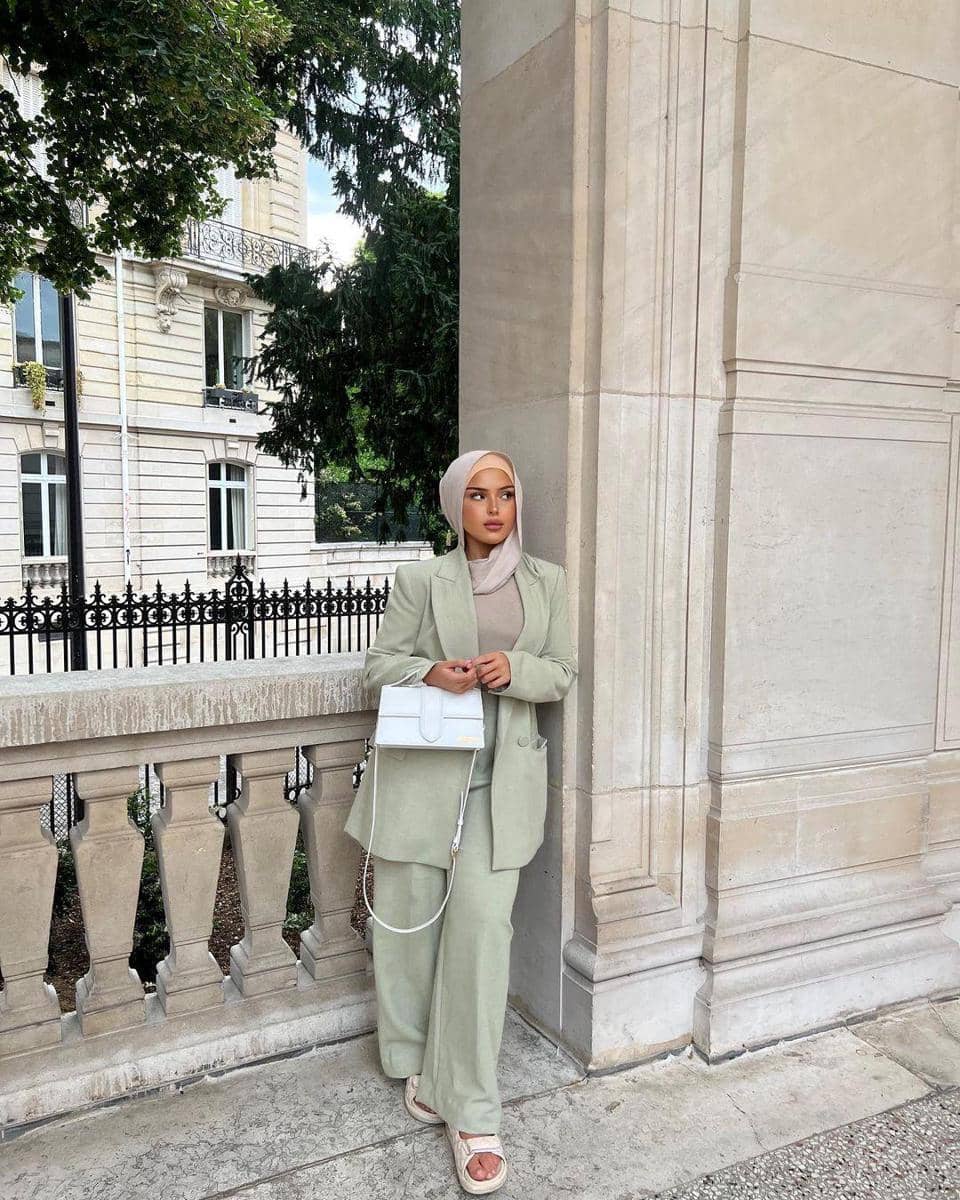 instagram.com/myrabelleeee, 1. Gaya hijab yang beda dari biasanya, coba tumpuk scarf top dan cropped blazer serba putih. Berikan sentuhan warna dengan lime green skirt dan hijab warna cokelat., 2. Tampil dreamy dengan OOTD bernuansa warna biru. Padu-padankan cardigan, shoulder bag, dan sneakers serba warna biru. Cukup pasangkan dengan celana jeans yang simpel., 3. Ciptakan outfit hijab yang keren dengan kombinasi kemeja, coat hijau, dan trousers. Makin kece jika dilengkapi dengan aksesori sunnies dan combat boots., 4. Gaya kasual yang manis, andalkan perpaduan tie-dye shirt dan floral skirt. Nggak ketinggalan sepatu boots dan hijab berwarna senada., 5. Kalau untuk gaya formal, kenakan blazer set warna hijau sage untuk tampil chic. Sempurnakan dengan hijab dan sling bag berwarna netral.