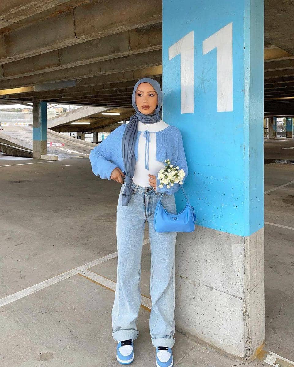 instagram.com/kishama, 1. Gaya hijab yang beda dari biasanya, coba tumpuk scarf top dan cropped blazer serba putih. Berikan sentuhan warna dengan lime green skirt dan hijab warna cokelat., 2. Tampil dreamy dengan OOTD bernuansa warna biru. Padu-padankan cardigan, shoulder bag, dan sneakers serba warna biru. Cukup pasangkan dengan celana jeans yang simpel., 3. Ciptakan outfit hijab yang keren dengan kombinasi kemeja, coat hijau, dan trousers. Makin kece jika dilengkapi dengan aksesori sunnies dan combat boots., 4. Gaya kasual yang manis, andalkan perpaduan tie-dye shirt dan floral skirt. Nggak ketinggalan sepatu boots dan hijab berwarna senada., 5. Kalau untuk gaya formal, kenakan blazer set warna hijau sage untuk tampil chic. Sempurnakan dengan hijab dan sling bag berwarna netral.