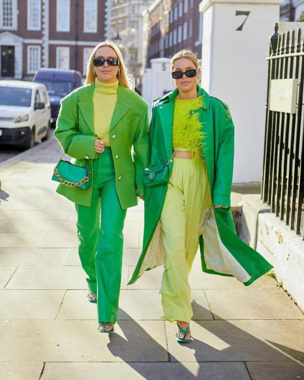1. Tampil vibrant saat hadiri pesta pakai pleated tulle dress warna lime green. Detail floral warna biru pada dress ini dijamin akan mempermanis penampilan., 2. Ciptakan kombinasi yang menarik dengan perpaduan lime green dan shade hijau yang lebih gelap. Tampil kompak dengan teman pakai lime green cropped top dan outer warna hijau., 3. Kalau untuk gaya kasual, coba pasangkan t-shirt simpel dengan midi skirt warna lime green. Biar makin modis, tambahkan aksesori shoulder bag warna electric blue yang nyentrik., 4. Siap-siap jadi pusat perhatian pakai padu-padan plaid dress dan bag serba warna lime green. Nggak ketinggalan luaran coat sebagai penunjang penampilan., 5. OOTD formal maupun ke kantor yang stand out, kenakan oversized blazer warna lime green. Lengkapi dengan pants dan heels serba biru.