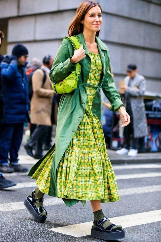 1. Tampil vibrant saat hadiri pesta pakai pleated tulle dress warna lime green. Detail floral warna biru pada dress ini dijamin akan mempermanis penampilan., 2. Ciptakan kombinasi yang menarik dengan perpaduan lime green dan shade hijau yang lebih gelap. Tampil kompak dengan teman pakai lime green cropped top dan outer warna hijau., 3. Kalau untuk gaya kasual, coba pasangkan t-shirt simpel dengan midi skirt warna lime green. Biar makin modis, tambahkan aksesori shoulder bag warna electric blue yang nyentrik., 4. Siap-siap jadi pusat perhatian pakai padu-padan plaid dress dan bag serba warna lime green. Nggak ketinggalan luaran coat sebagai penunjang penampilan., 5. OOTD formal maupun ke kantor yang stand out, kenakan oversized blazer warna lime green. Lengkapi dengan pants dan heels serba biru.
