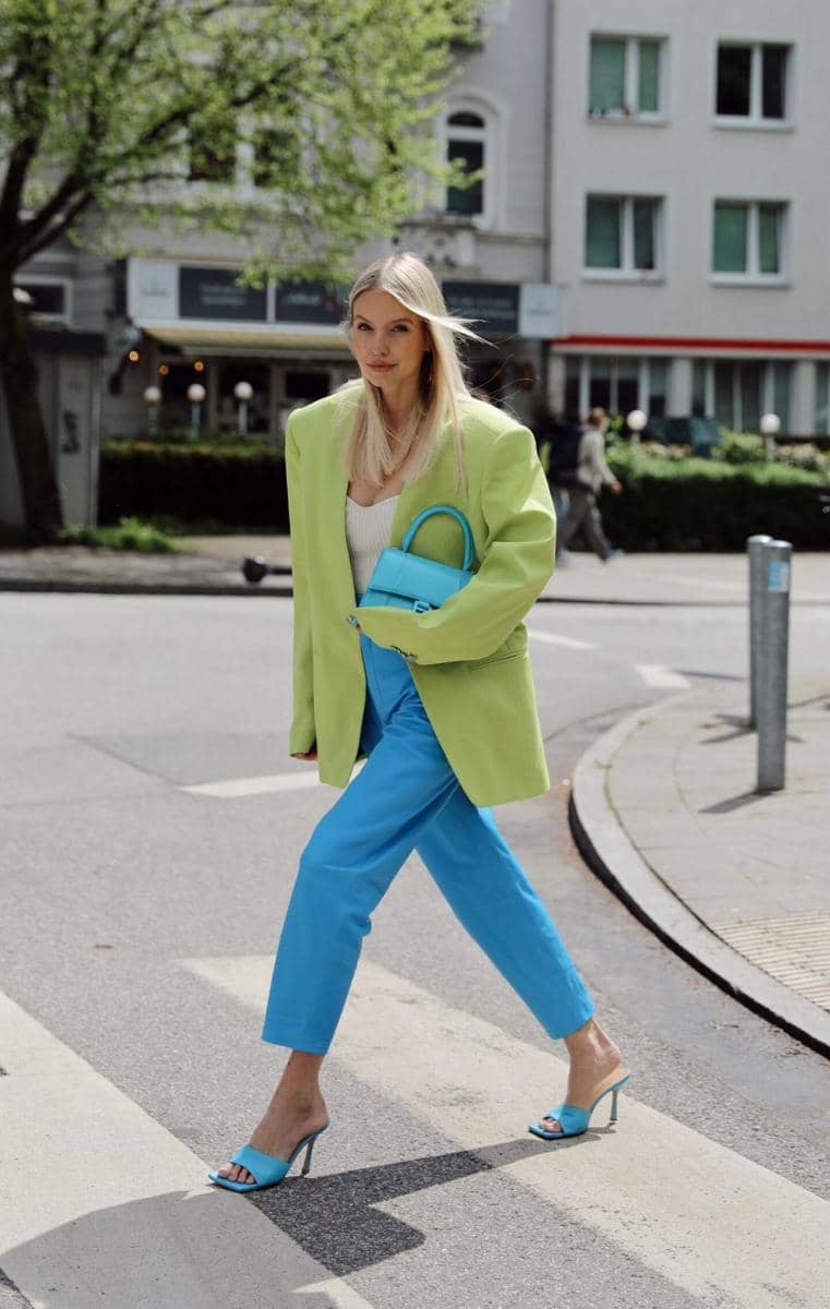 1. Tampil vibrant saat hadiri pesta pakai pleated tulle dress warna lime green. Detail floral warna biru pada dress ini dijamin akan mempermanis penampilan., 2. Ciptakan kombinasi yang menarik dengan perpaduan lime green dan shade hijau yang lebih gelap. Tampil kompak dengan teman pakai lime green cropped top dan outer warna hijau., 3. Kalau untuk gaya kasual, coba pasangkan t-shirt simpel dengan midi skirt warna lime green. Biar makin modis, tambahkan aksesori shoulder bag warna electric blue yang nyentrik., 4. Siap-siap jadi pusat perhatian pakai padu-padan plaid dress dan bag serba warna lime green. Nggak ketinggalan luaran coat sebagai penunjang penampilan., 5. OOTD formal maupun ke kantor yang stand out, kenakan oversized blazer warna lime green. Lengkapi dengan pants dan heels serba biru.