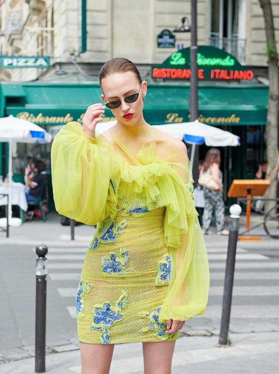 1. Tampil vibrant saat hadiri pesta pakai pleated tulle dress warna lime green. Detail floral warna biru pada dress ini dijamin akan mempermanis penampilan., 2. Ciptakan kombinasi yang menarik dengan perpaduan lime green dan shade hijau yang lebih gelap. Tampil kompak dengan teman pakai lime green cropped top dan outer warna hijau., 3. Kalau untuk gaya kasual, coba pasangkan t-shirt simpel dengan midi skirt warna lime green. Biar makin modis, tambahkan aksesori shoulder bag warna electric blue yang nyentrik., 4. Siap-siap jadi pusat perhatian pakai padu-padan plaid dress dan bag serba warna lime green. Nggak ketinggalan luaran coat sebagai penunjang penampilan., 5. OOTD formal maupun ke kantor yang stand out, kenakan oversized blazer warna lime green. Lengkapi dengan pants dan heels serba biru.