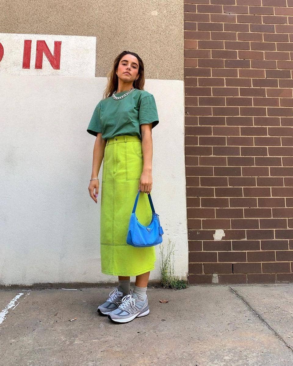 1. Tampil vibrant saat hadiri pesta pakai pleated tulle dress warna lime green. Detail floral warna biru pada dress ini dijamin akan mempermanis penampilan., 2. Ciptakan kombinasi yang menarik dengan perpaduan lime green dan shade hijau yang lebih gelap. Tampil kompak dengan teman pakai lime green cropped top dan outer warna hijau., 3. Kalau untuk gaya kasual, coba pasangkan t-shirt simpel dengan midi skirt warna lime green. Biar makin modis, tambahkan aksesori shoulder bag warna electric blue yang nyentrik., 4. Siap-siap jadi pusat perhatian pakai padu-padan plaid dress dan bag serba warna lime green. Nggak ketinggalan luaran coat sebagai penunjang penampilan., 5. OOTD formal maupun ke kantor yang stand out, kenakan oversized blazer warna lime green. Lengkapi dengan pants dan heels serba biru.