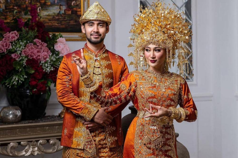 1. Aesan Gede, Pakaian Laki-Laki, Pakaian Perempuan, 2. Aesan Paksangko, Pakaian Laki-Laki, Pakaian Perempuan