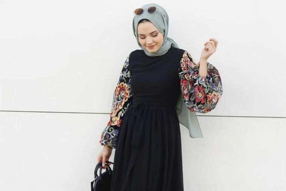 1. Gamis, Gamis Ruffle, Gamis Lengan Lonceng, Gamis Full Kancing, 2. Tunik, Tunik Peplum, Tunik Asimetris, Tunik Vest, 3. Abaya, 4. Kaftan