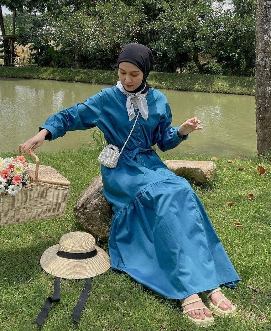instagram.com/inasrana, 1. Tampil layaknya cewek pedesaan dengan vintage dress bernuansa hijau pastel. Padu-padankan dengan white heels dan hijab pink untuk mempermanis penampilan., 2. Gaya cottagecore yang effortless, coba kenakan silk dress warna putih polos yang simpel. Cocok dipasangkan dengan polkadot hijab dan sandal heels berwarna senada., 3. Ciptakan gaya feminin a la pedesaan Eropa dengan puff-sleeves dress motif kotak-kotak. Andalkan nuansa warna pink supaya lebih maksimal., 4. Padu-padan cottagecore yang satu ini cocok dipakai buat pergi piknik! Kenakan maxi dress warna biru, lengkap dengan aksesori neck scarf dan straw hat yang modis., 5. Bersantai di depan rumah, makin manis dengan gaya cottage core. Kombinasi white blouse dan plaid skirt bisa jadi andalan. Nggak ketinggalan aksesori flower crown sebagai penunjang penampilan.