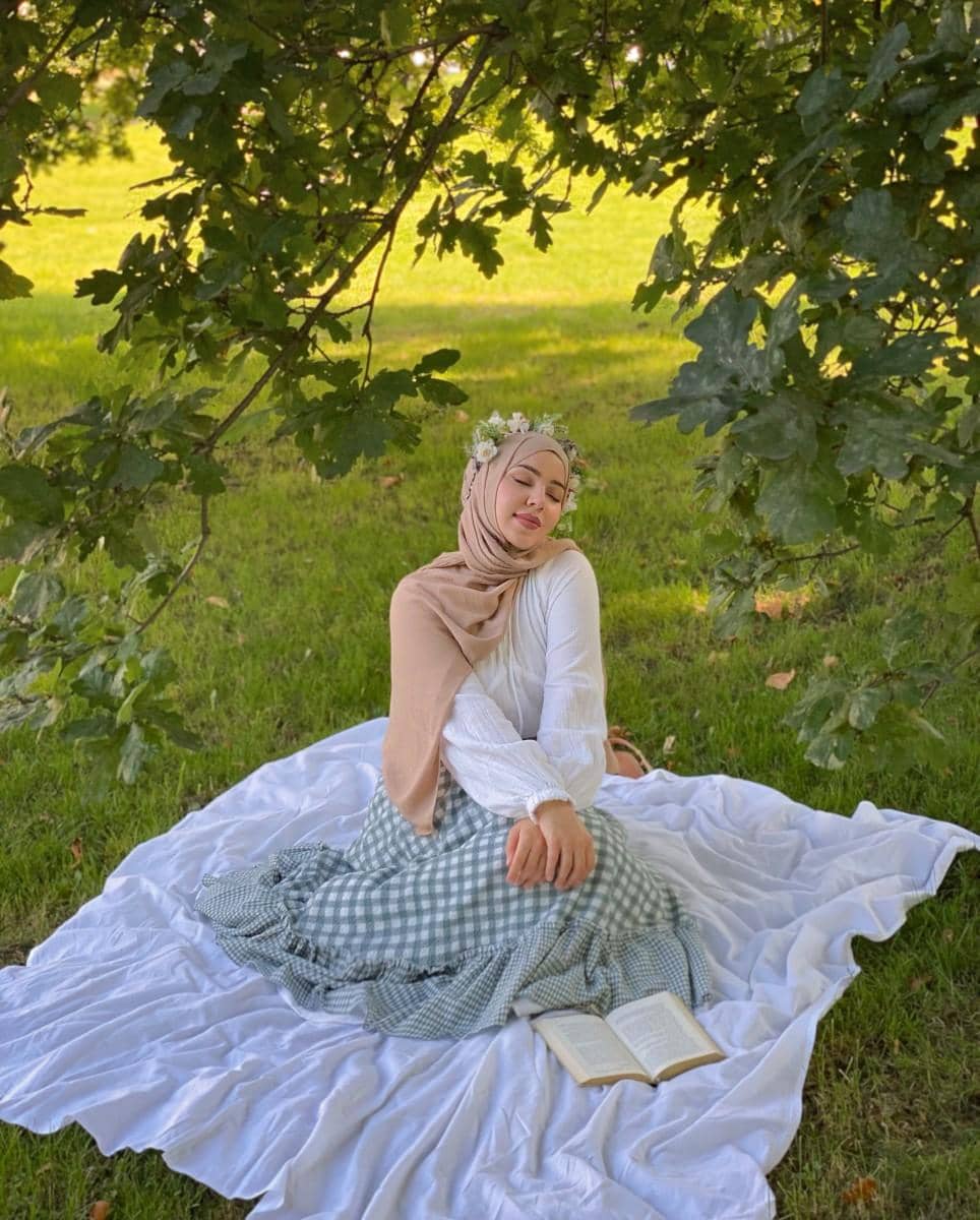 fashionsfinest.com, 1. Tampil layaknya cewek pedesaan dengan vintage dress bernuansa hijau pastel. Padu-padankan dengan white heels dan hijab pink untuk mempermanis penampilan., 2. Gaya cottagecore yang effortless, coba kenakan silk dress warna putih polos yang simpel. Cocok dipasangkan dengan polkadot hijab dan sandal heels berwarna senada., 3. Ciptakan gaya feminin a la pedesaan Eropa dengan puff-sleeves dress motif kotak-kotak. Andalkan nuansa warna pink supaya lebih maksimal., 4. Padu-padan cottagecore yang satu ini cocok dipakai buat pergi piknik! Kenakan maxi dress warna biru, lengkap dengan aksesori neck scarf dan straw hat yang modis., 5. Bersantai di depan rumah, makin manis dengan gaya cottage core. Kombinasi white blouse dan plaid skirt bisa jadi andalan. Nggak ketinggalan aksesori flower crown sebagai penunjang penampilan.