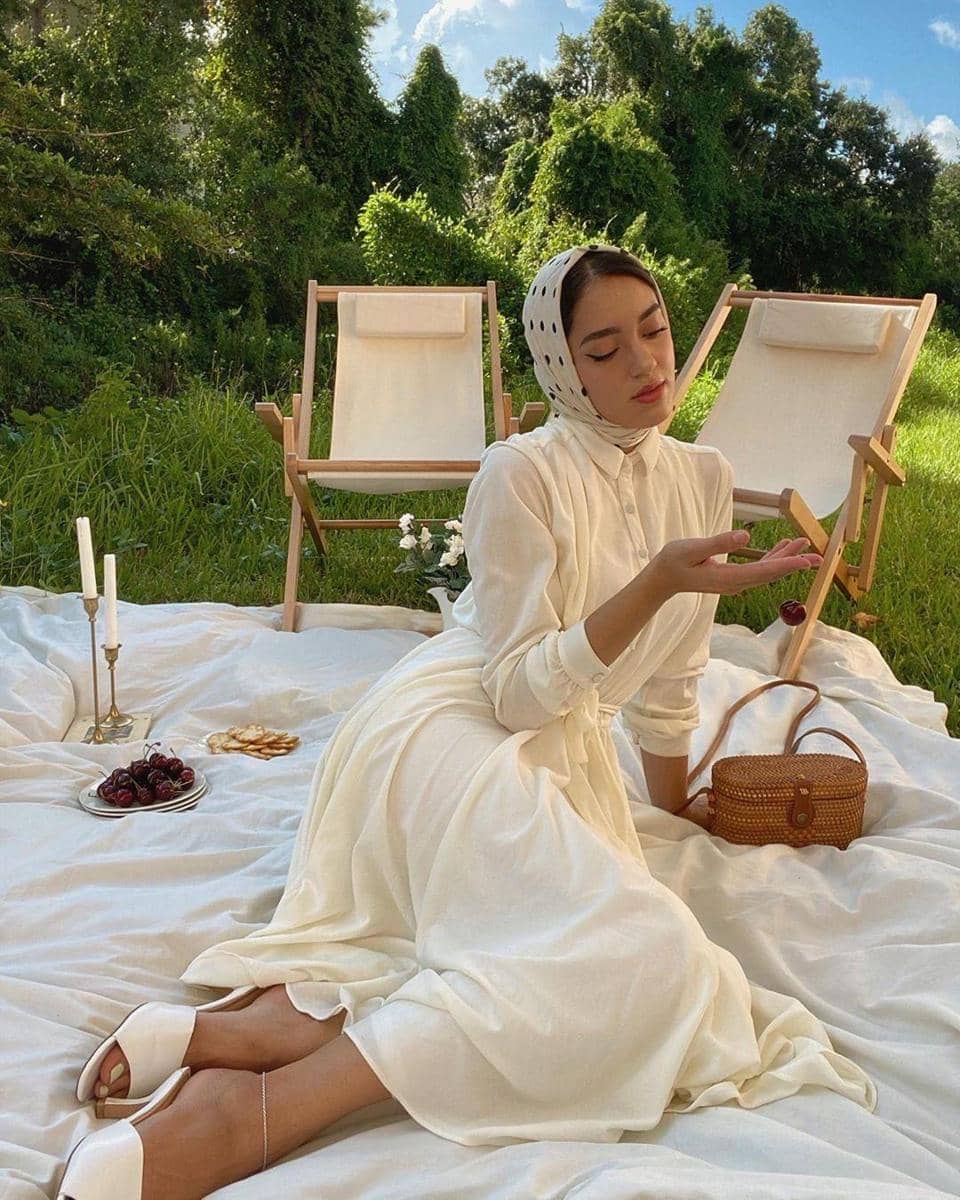 pinterest.com, 1. Tampil layaknya cewek pedesaan dengan vintage dress bernuansa hijau pastel. Padu-padankan dengan white heels dan hijab pink untuk mempermanis penampilan., 2. Gaya cottagecore yang effortless, coba kenakan silk dress warna putih polos yang simpel. Cocok dipasangkan dengan polkadot hijab dan sandal heels berwarna senada., 3. Ciptakan gaya feminin a la pedesaan Eropa dengan puff-sleeves dress motif kotak-kotak. Andalkan nuansa warna pink supaya lebih maksimal., 4. Padu-padan cottagecore yang satu ini cocok dipakai buat pergi piknik! Kenakan maxi dress warna biru, lengkap dengan aksesori neck scarf dan straw hat yang modis., 5. Bersantai di depan rumah, makin manis dengan gaya cottage core. Kombinasi white blouse dan plaid skirt bisa jadi andalan. Nggak ketinggalan aksesori flower crown sebagai penunjang penampilan.
