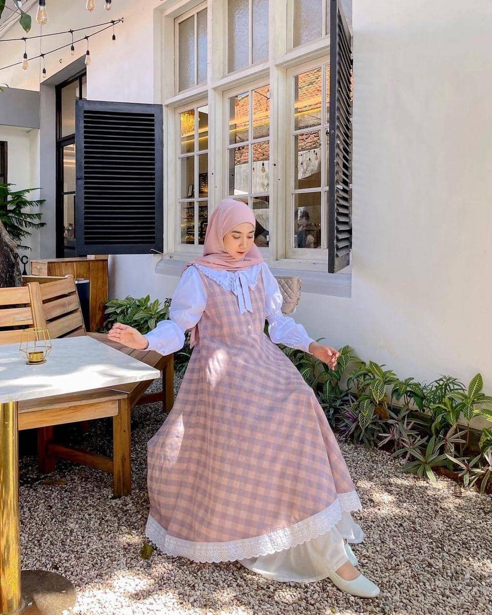 instagram.com/richaeu, 1. Tampil layaknya cewek pedesaan dengan vintage dress bernuansa hijau pastel. Padu-padankan dengan white heels dan hijab pink untuk mempermanis penampilan., 2. Gaya cottagecore yang effortless, coba kenakan silk dress warna putih polos yang simpel. Cocok dipasangkan dengan polkadot hijab dan sandal heels berwarna senada., 3. Ciptakan gaya feminin a la pedesaan Eropa dengan puff-sleeves dress motif kotak-kotak. Andalkan nuansa warna pink supaya lebih maksimal., 4. Padu-padan cottagecore yang satu ini cocok dipakai buat pergi piknik! Kenakan maxi dress warna biru, lengkap dengan aksesori neck scarf dan straw hat yang modis., 5. Bersantai di depan rumah, makin manis dengan gaya cottage core. Kombinasi white blouse dan plaid skirt bisa jadi andalan. Nggak ketinggalan aksesori flower crown sebagai penunjang penampilan.