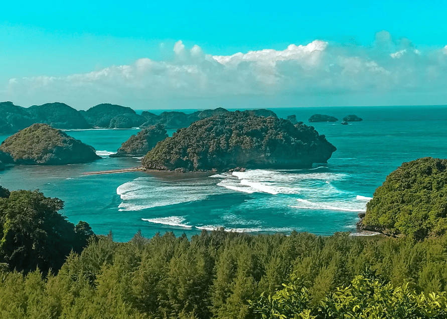 Pantai Teluk Asmara Malang (instagram.com/rizi_cakhar), 1. Lokasi dan rute ke Pantai Teluk Asmara, 2. Jam buka dan harga tiket masuk Pantai Teluk Asmara, 3. Daya tarik Pantai Teluk Asmara, 4. Fasilitas di Pantai Teluk Asmara 