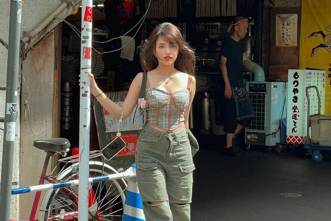 1. Tampil stylish saat berpergian, pilih setelan bomber jacket yang matching dengan bawahan rok. Nggak ketinggalan shoulder bag sebagai pelengkap., 2. OOTD serba hitam pakai t-shirt dan pleated skirt dijamin makin modis jika ditumpuk dengan denim jacket. Andalkan high boots yang trendi., 3. Bergaya playful pakai denim overall yang senada dengan bucket hat. Cukup pasangkan dengan sneakers yang nyaman dipakai jalan-jalan., 4. Siap-siap tampil chic pakai kombinasi bustier top dan cargo pants yang kekinian. Makin kece jika dilengkapi dengan aksesori baseball cap., 5. Jangan ragu coba padu-padan white hoodie dan leather skirt hitam buat OOTD liburan. Sempurnakan dengan sneakers berwarna senada.