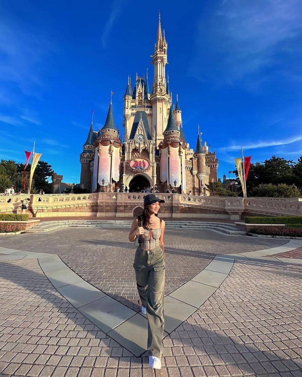 1. Tampil stylish saat berpergian, pilih setelan bomber jacket yang matching dengan bawahan rok. Nggak ketinggalan shoulder bag sebagai pelengkap., 2. OOTD serba hitam pakai t-shirt dan pleated skirt dijamin makin modis jika ditumpuk dengan denim jacket. Andalkan high boots yang trendi., 3. Bergaya playful pakai denim overall yang senada dengan bucket hat. Cukup pasangkan dengan sneakers yang nyaman dipakai jalan-jalan., 4. Siap-siap tampil chic pakai kombinasi bustier top dan cargo pants yang kekinian. Makin kece jika dilengkapi dengan aksesori baseball cap., 5. Jangan ragu coba padu-padan white hoodie dan leather skirt hitam buat OOTD liburan. Sempurnakan dengan sneakers berwarna senada.