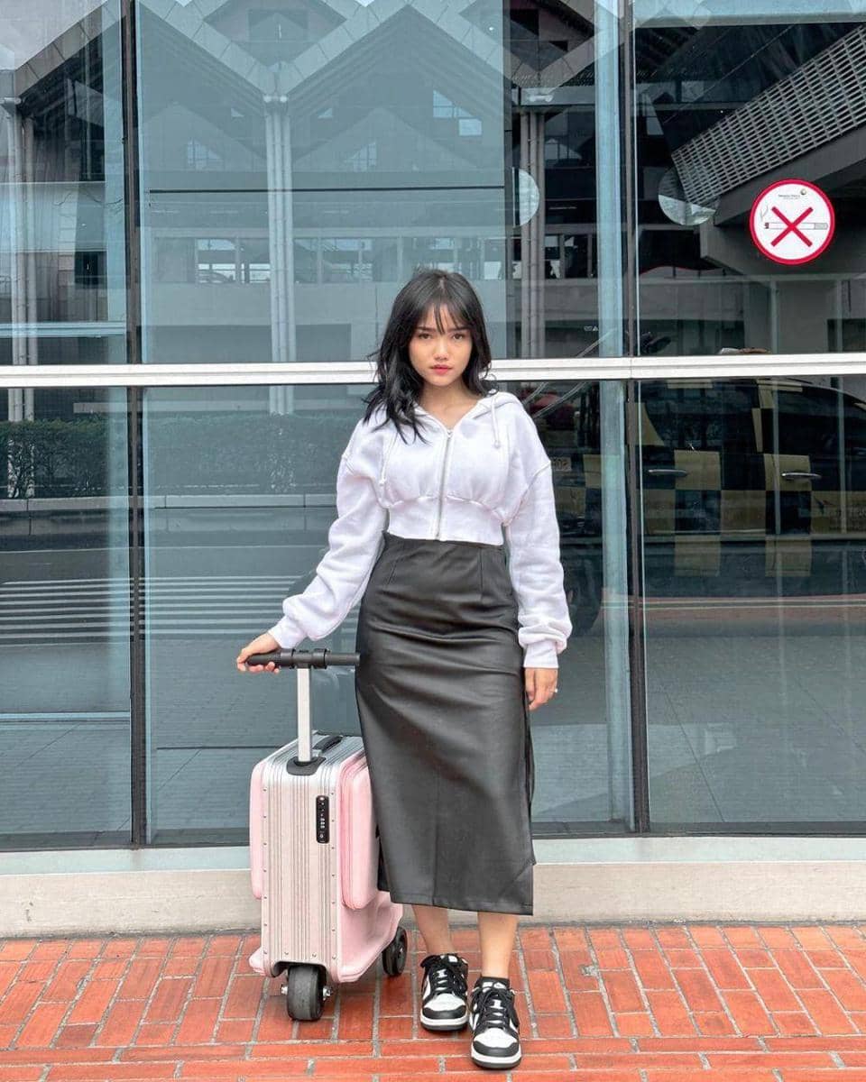 1. Tampil stylish saat berpergian, pilih setelan bomber jacket yang matching dengan bawahan rok. Nggak ketinggalan shoulder bag sebagai pelengkap., 2. OOTD serba hitam pakai t-shirt dan pleated skirt dijamin makin modis jika ditumpuk dengan denim jacket. Andalkan high boots yang trendi., 3. Bergaya playful pakai denim overall yang senada dengan bucket hat. Cukup pasangkan dengan sneakers yang nyaman dipakai jalan-jalan., 4. Siap-siap tampil chic pakai kombinasi bustier top dan cargo pants yang kekinian. Makin kece jika dilengkapi dengan aksesori baseball cap., 5. Jangan ragu coba padu-padan white hoodie dan leather skirt hitam buat OOTD liburan. Sempurnakan dengan sneakers berwarna senada.